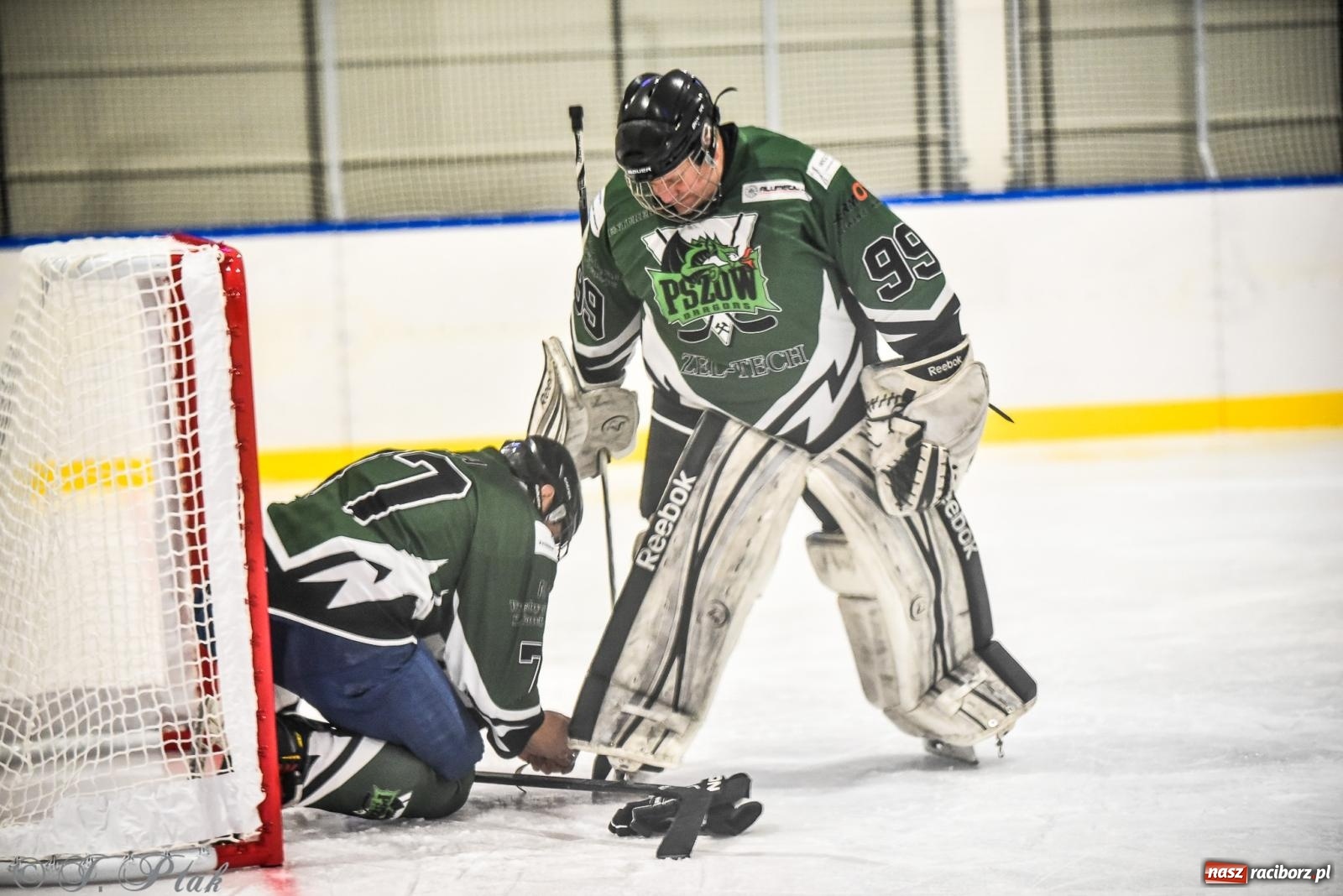 Zdjęcie w galerii na portalu naszraciborz.pl: Dragons Pszów pokonali Orły OSiR-u Racibórz. Hokej wrócił na Piastor [FOTO] wiadomości z regionu