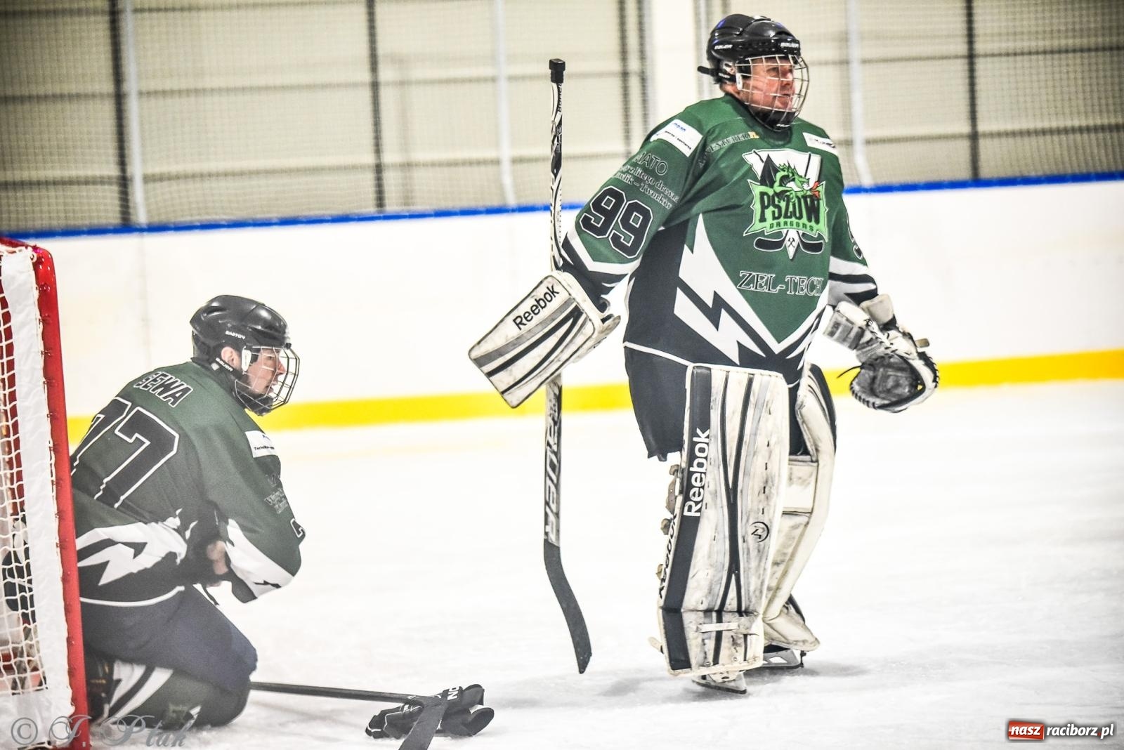 Zdjęcie w galerii na portalu naszraciborz.pl: Dragons Pszów pokonali Orły OSiR-u Racibórz. Hokej wrócił na Piastor [FOTO] wiadomości z regionu