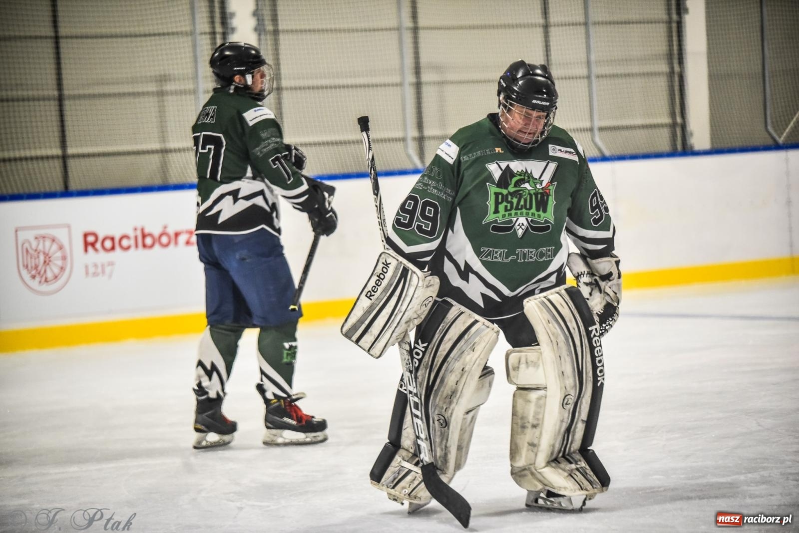 Zdjęcie w galerii na portalu naszraciborz.pl: Dragons Pszów pokonali Orły OSiR-u Racibórz. Hokej wrócił na Piastor [FOTO] wiadomości z regionu