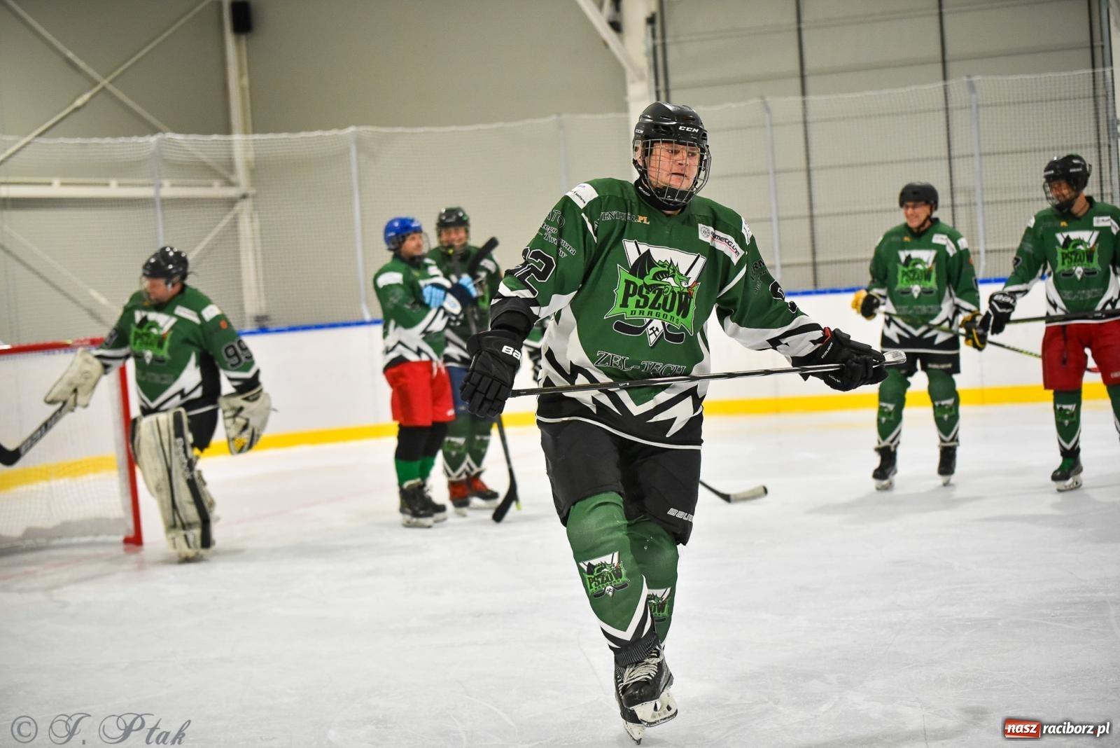 Zdjęcie w galerii na portalu naszraciborz.pl: Dragons Pszów pokonali Orły OSiR-u Racibórz. Hokej wrócił na Piastor [FOTO] wiadomości z regionu