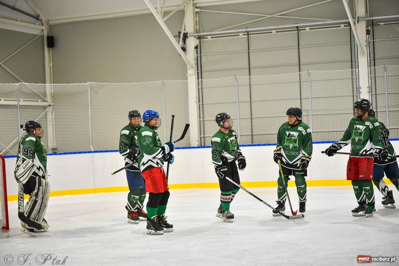 Zdjęcie w galerii na portalu naszraciborz.pl: Dragons Pszów pokonali Orły OSiR-u Racibórz. Hokej wrócił na Piastor [FOTO] wiadomości z regionu