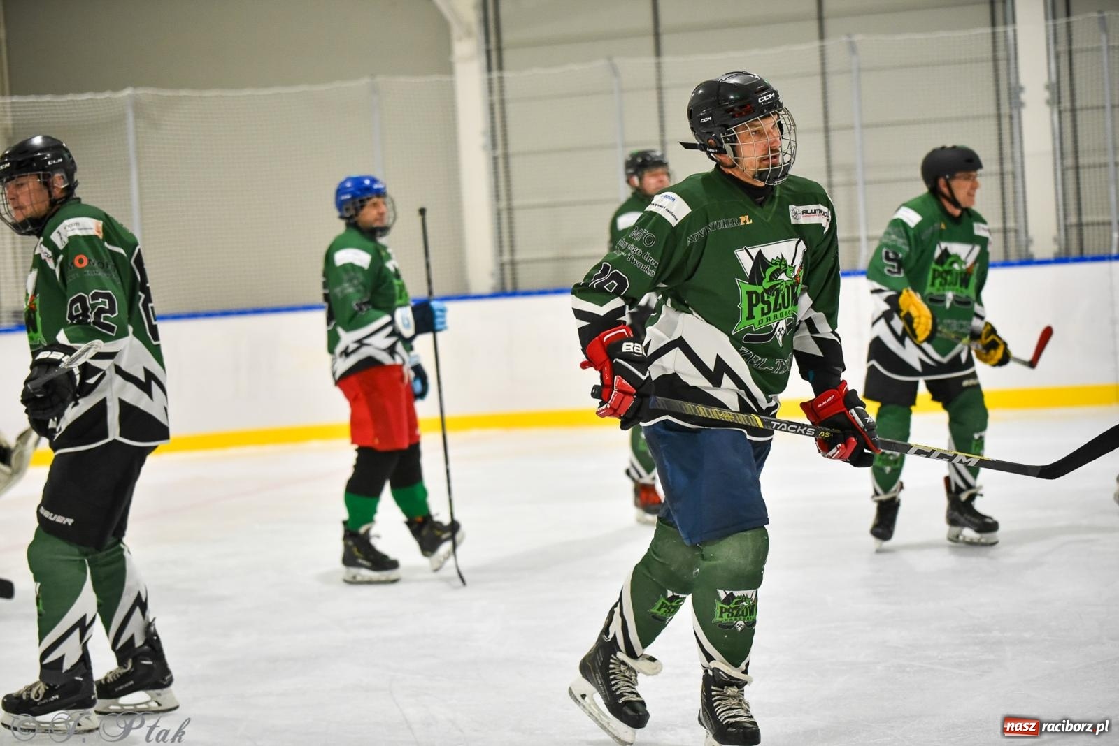 Zdjęcie w galerii na portalu naszraciborz.pl: Dragons Pszów pokonali Orły OSiR-u Racibórz. Hokej wrócił na Piastor [FOTO] wiadomości z regionu