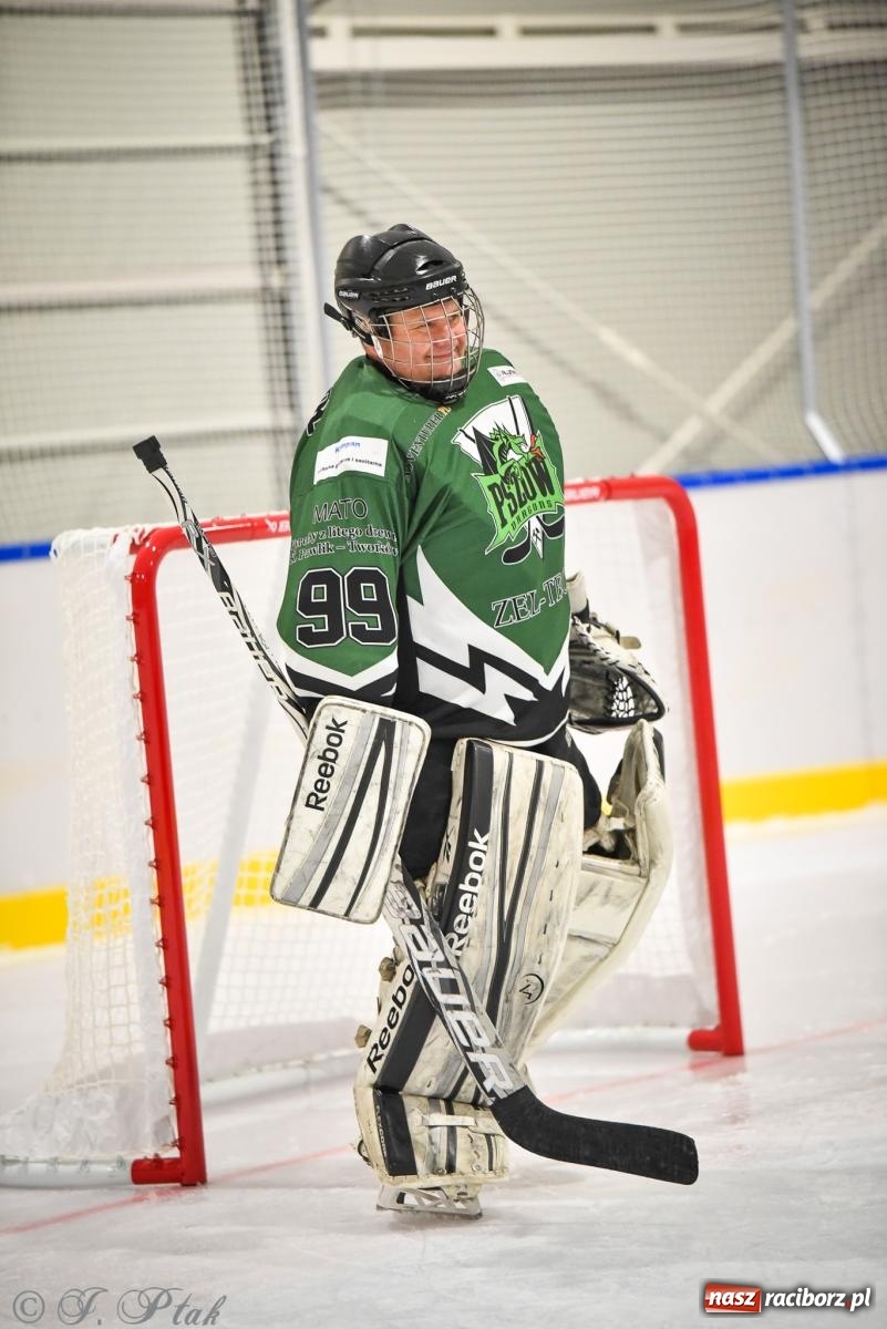 Zdjęcie w galerii na portalu naszraciborz.pl: Dragons Pszów pokonali Orły OSiR-u Racibórz. Hokej wrócił na Piastor [FOTO] wiadomości z regionu