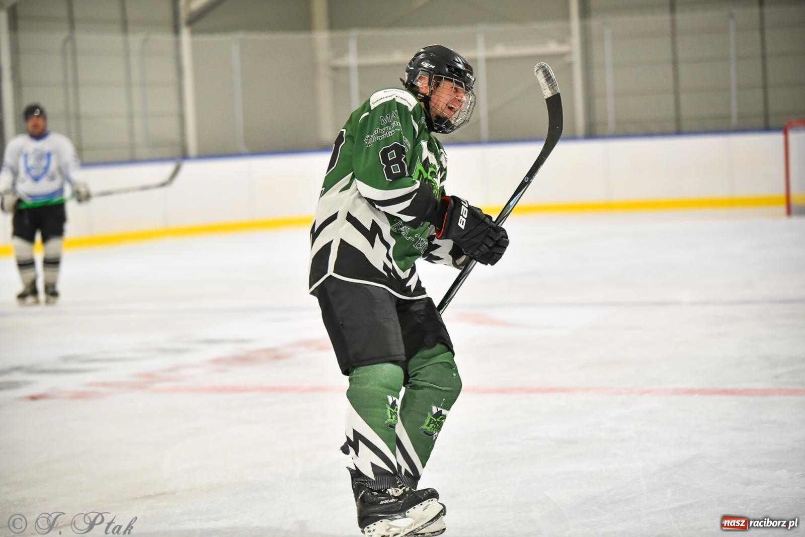 Zdjęcie w galerii na portalu naszraciborz.pl: Dragons Pszów pokonali Orły OSiR-u Racibórz. Hokej wrócił na Piastor [FOTO] wiadomości z regionu