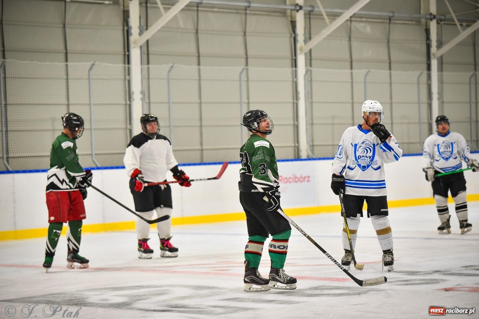 Zdjęcie w galerii na portalu naszraciborz.pl: Dragons Pszów pokonali Orły OSiR-u Racibórz. Hokej wrócił na Piastor [FOTO] wiadomości z regionu