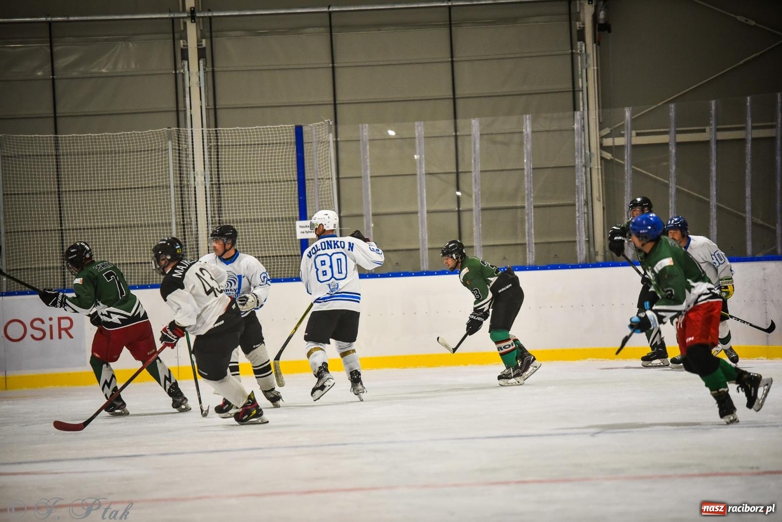 Zdjęcie w galerii na portalu naszraciborz.pl: Dragons Pszów pokonali Orły OSiR-u Racibórz. Hokej wrócił na Piastor [FOTO] wiadomości z regionu