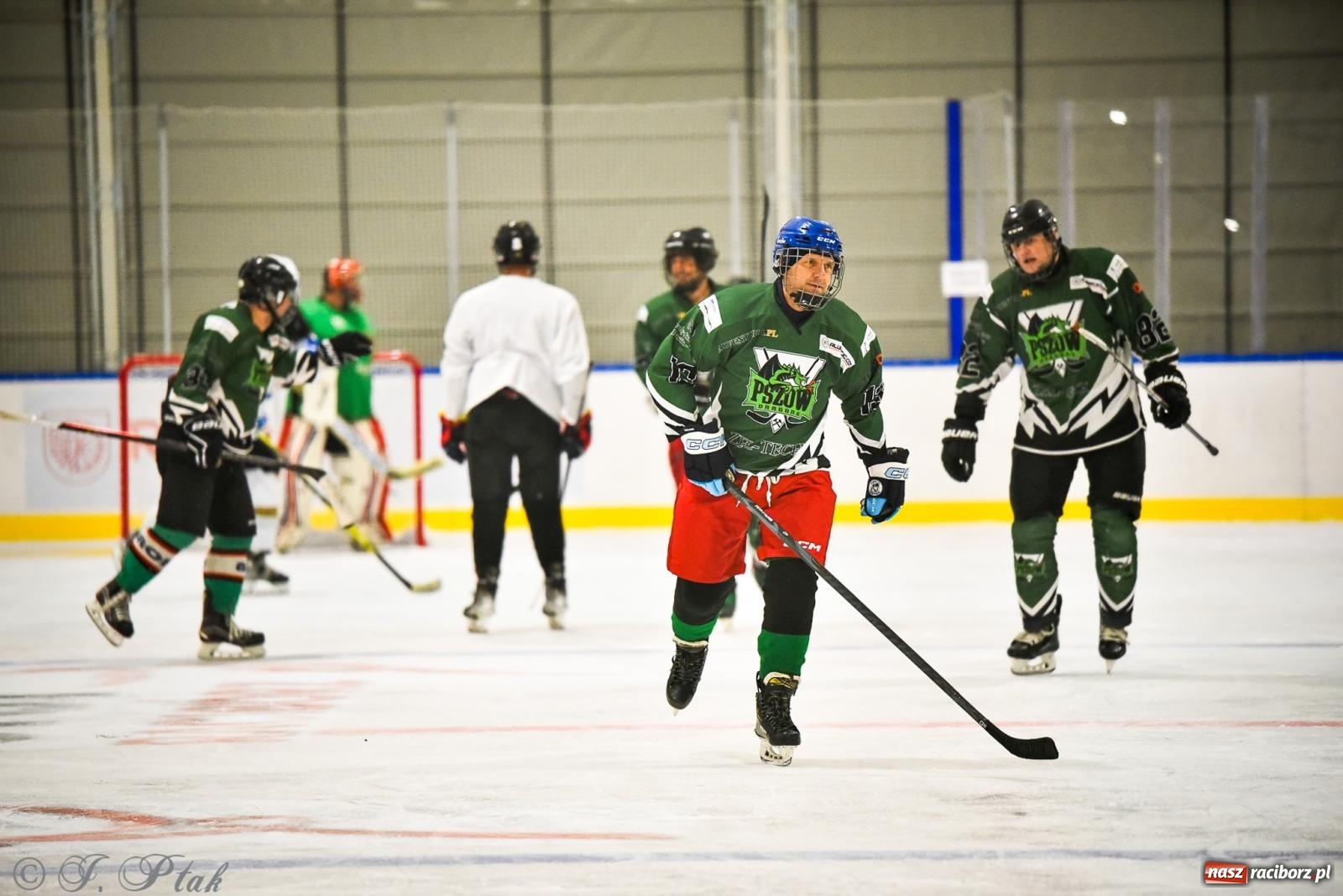 Zdjęcie w galerii na portalu naszraciborz.pl: Dragons Pszów pokonali Orły OSiR-u Racibórz. Hokej wrócił na Piastor [FOTO] wiadomości z regionu