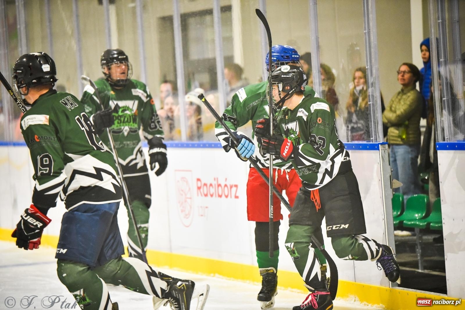 Zdjęcie w galerii na portalu naszraciborz.pl: Dragons Pszów pokonali Orły OSiR-u Racibórz. Hokej wrócił na Piastor [FOTO] wiadomości z regionu