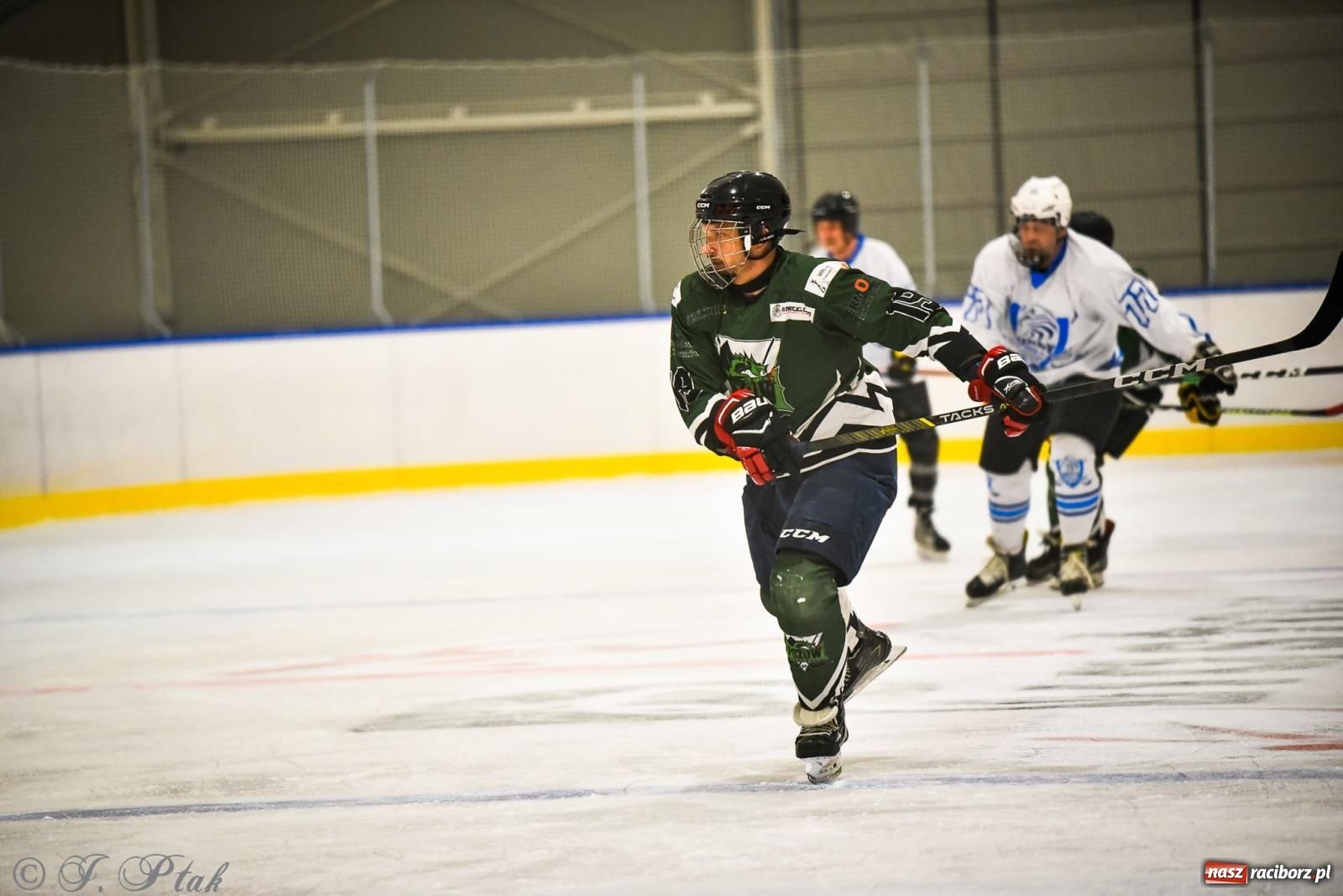 Zdjęcie w galerii na portalu naszraciborz.pl: Dragons Pszów pokonali Orły OSiR-u Racibórz. Hokej wrócił na Piastor [FOTO] wiadomości z regionu