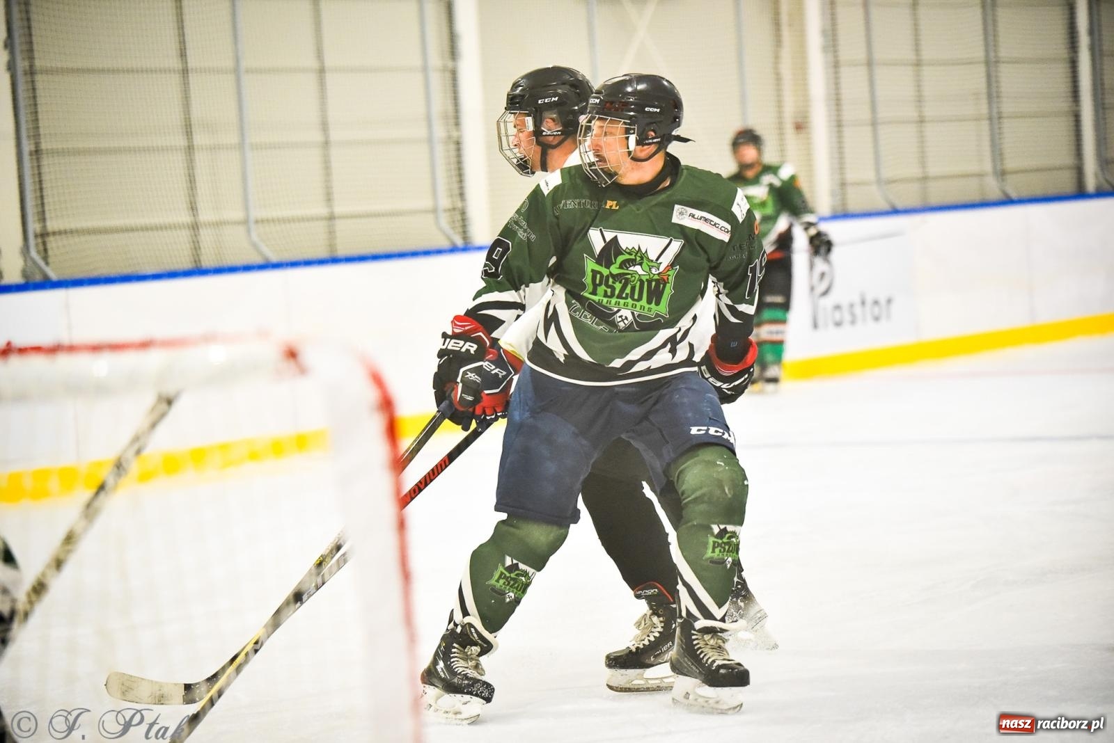 Zdjęcie w galerii na portalu naszraciborz.pl: Dragons Pszów pokonali Orły OSiR-u Racibórz. Hokej wrócił na Piastor [FOTO] wiadomości z regionu