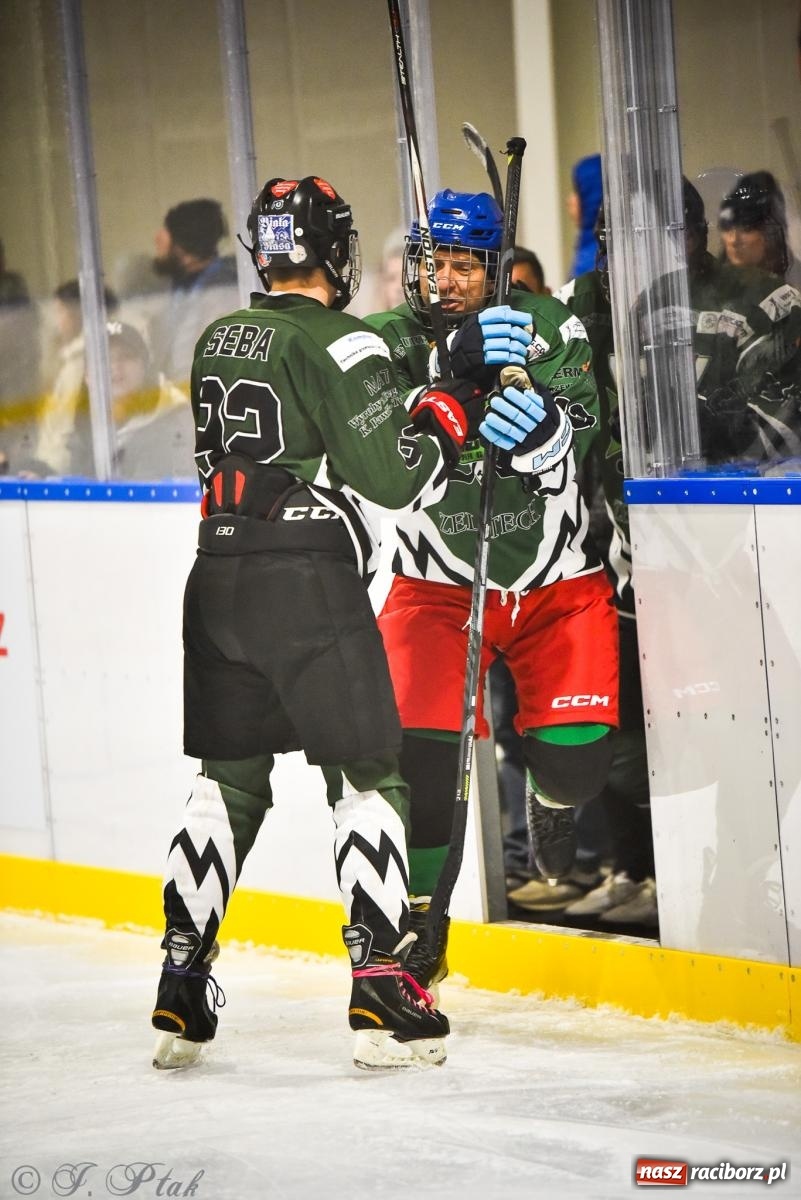Zdjęcie w galerii na portalu naszraciborz.pl: Dragons Pszów pokonali Orły OSiR-u Racibórz. Hokej wrócił na Piastor [FOTO] wiadomości z regionu