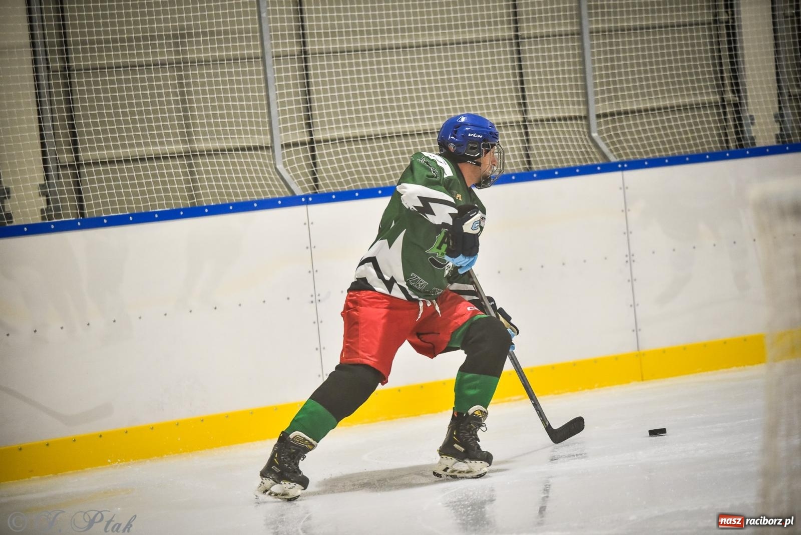 Zdjęcie w galerii na portalu naszraciborz.pl: Dragons Pszów pokonali Orły OSiR-u Racibórz. Hokej wrócił na Piastor [FOTO] wiadomości z regionu