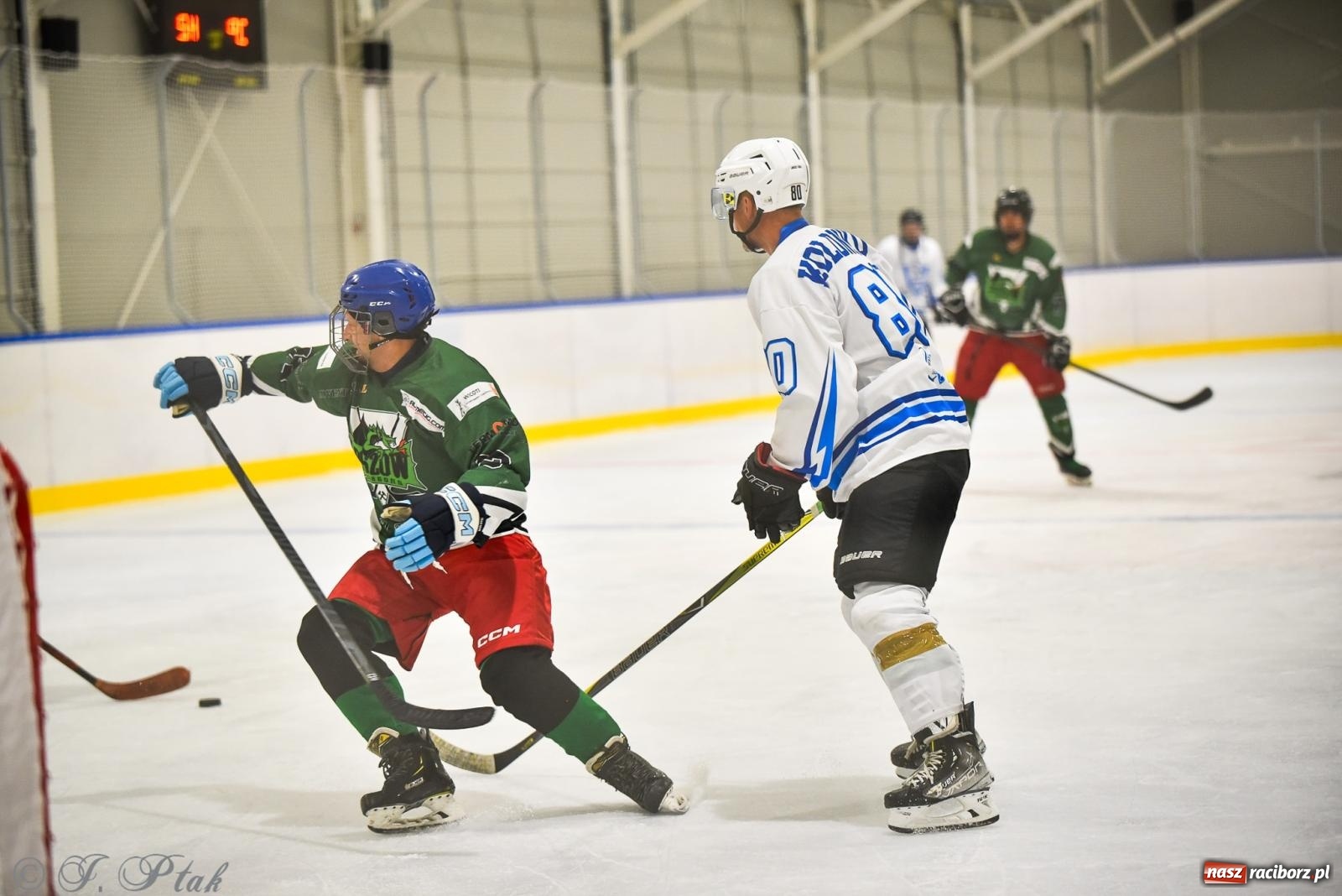 Zdjęcie w galerii na portalu naszraciborz.pl: Dragons Pszów pokonali Orły OSiR-u Racibórz. Hokej wrócił na Piastor [FOTO] wiadomości z regionu