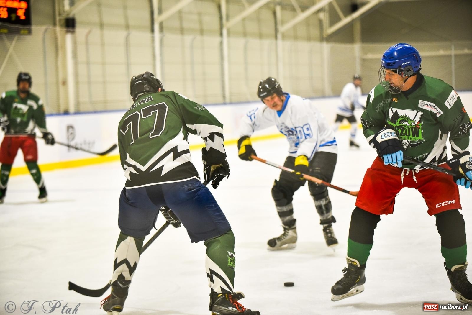 Zdjęcie w galerii na portalu naszraciborz.pl: Dragons Pszów pokonali Orły OSiR-u Racibórz. Hokej wrócił na Piastor [FOTO] wiadomości z regionu