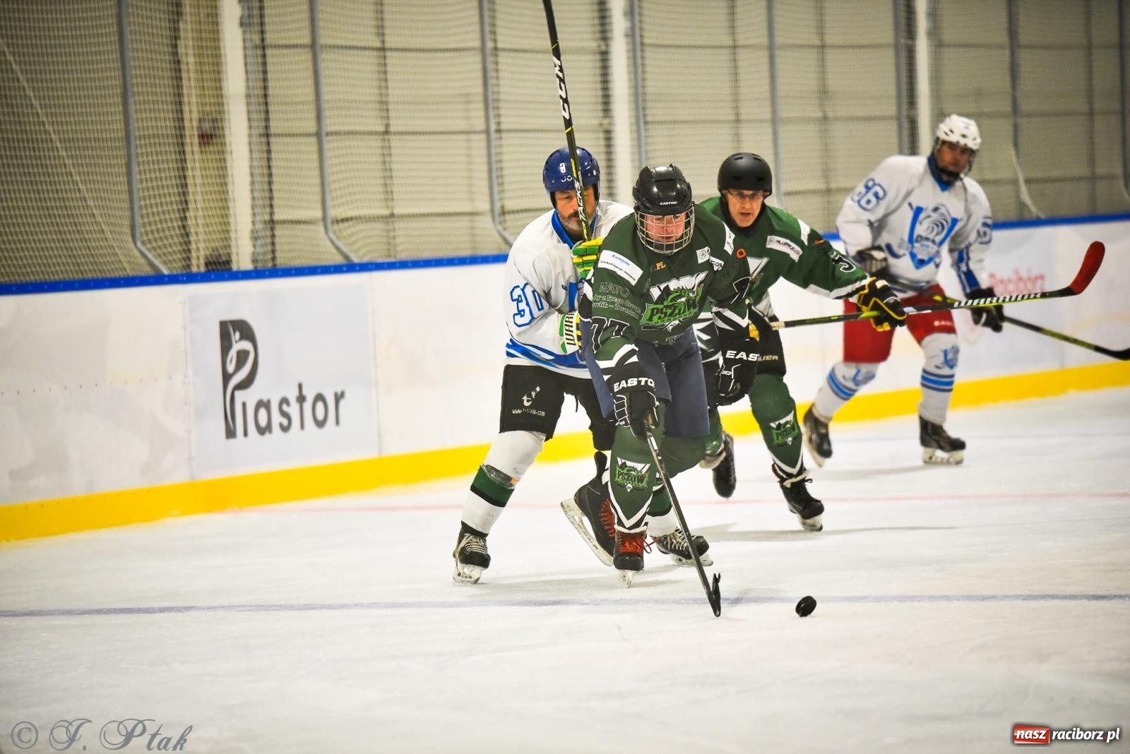 Zdjęcie w galerii na portalu naszraciborz.pl: Dragons Pszów pokonali Orły OSiR-u Racibórz. Hokej wrócił na Piastor [FOTO] wiadomości z regionu