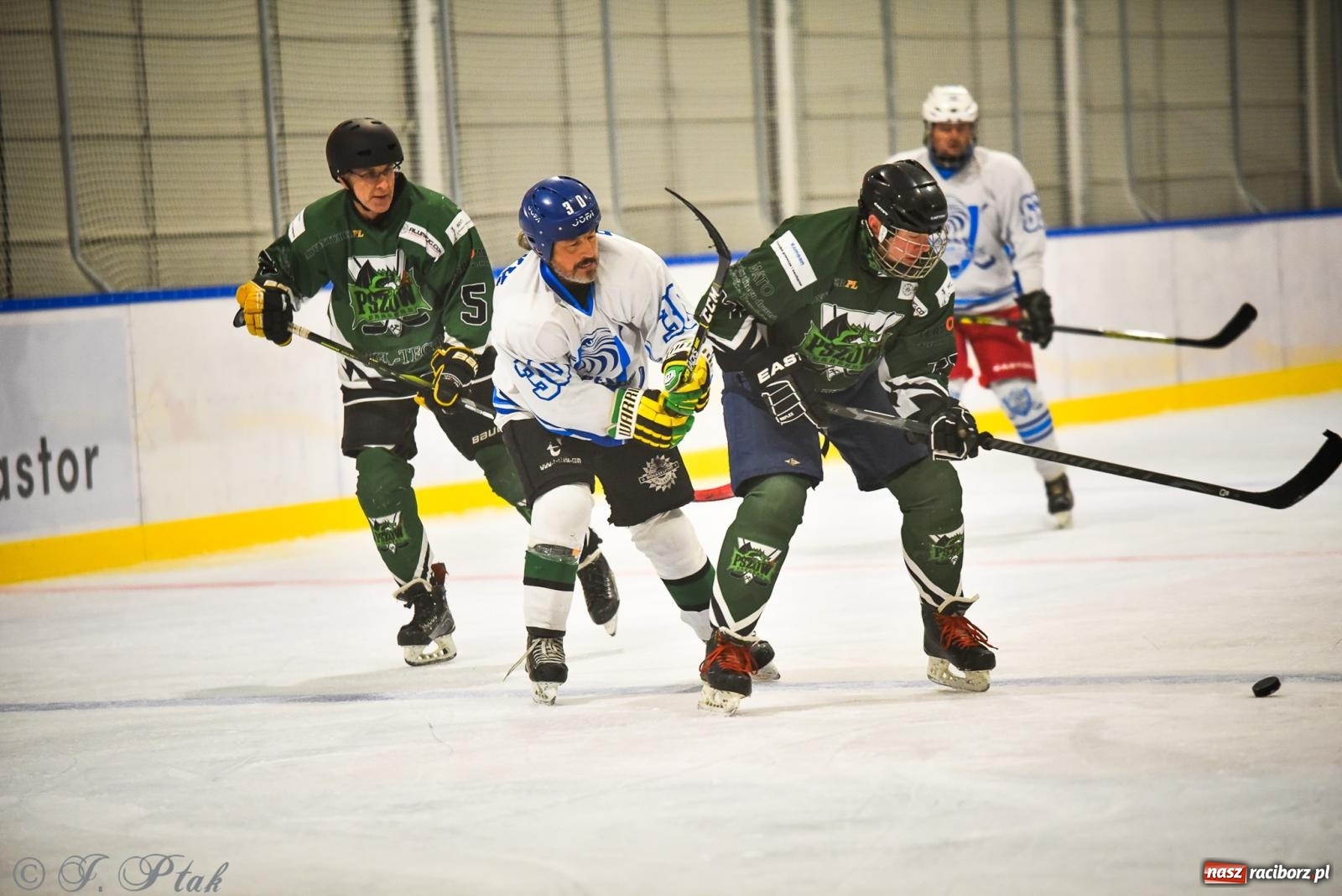 Zdjęcie w galerii na portalu naszraciborz.pl: Dragons Pszów pokonali Orły OSiR-u Racibórz. Hokej wrócił na Piastor [FOTO] wiadomości z regionu