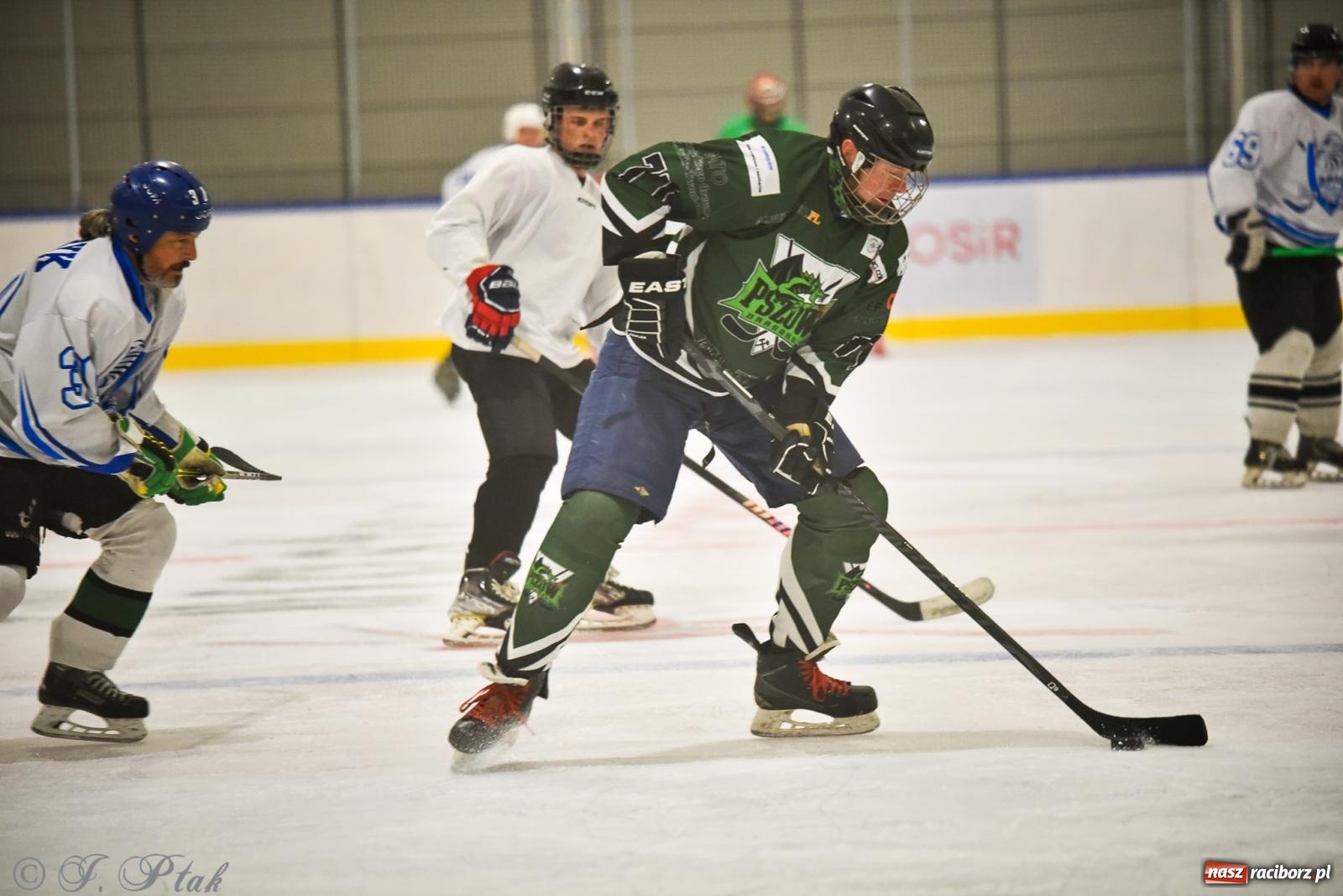 Zdjęcie w galerii na portalu naszraciborz.pl: Dragons Pszów pokonali Orły OSiR-u Racibórz. Hokej wrócił na Piastor [FOTO] wiadomości z regionu