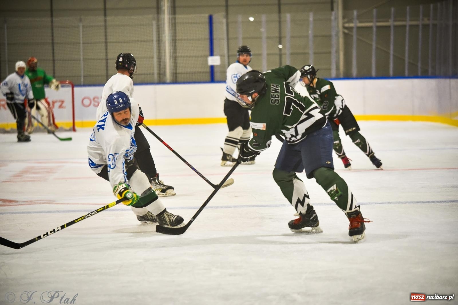 Zdjęcie w galerii na portalu naszraciborz.pl: Dragons Pszów pokonali Orły OSiR-u Racibórz. Hokej wrócił na Piastor [FOTO] wiadomości z regionu