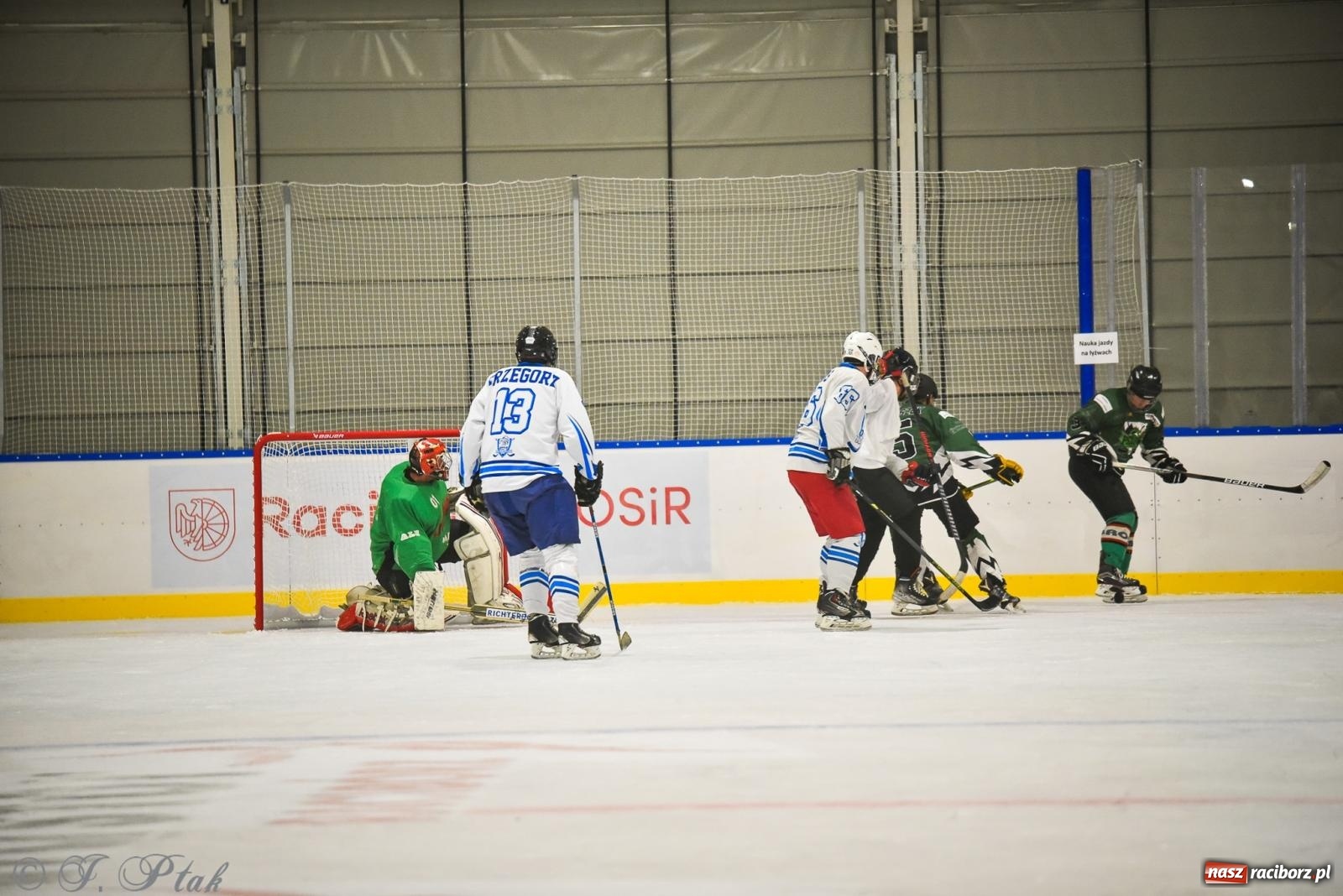 Zdjęcie w galerii na portalu naszraciborz.pl: Dragons Pszów pokonali Orły OSiR-u Racibórz. Hokej wrócił na Piastor [FOTO] wiadomości z regionu
