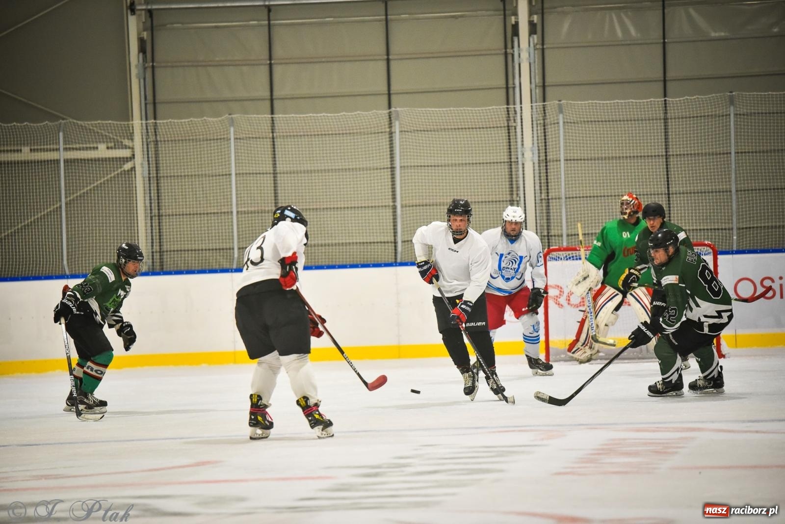 Zdjęcie w galerii na portalu naszraciborz.pl: Dragons Pszów pokonali Orły OSiR-u Racibórz. Hokej wrócił na Piastor [FOTO] wiadomości z regionu