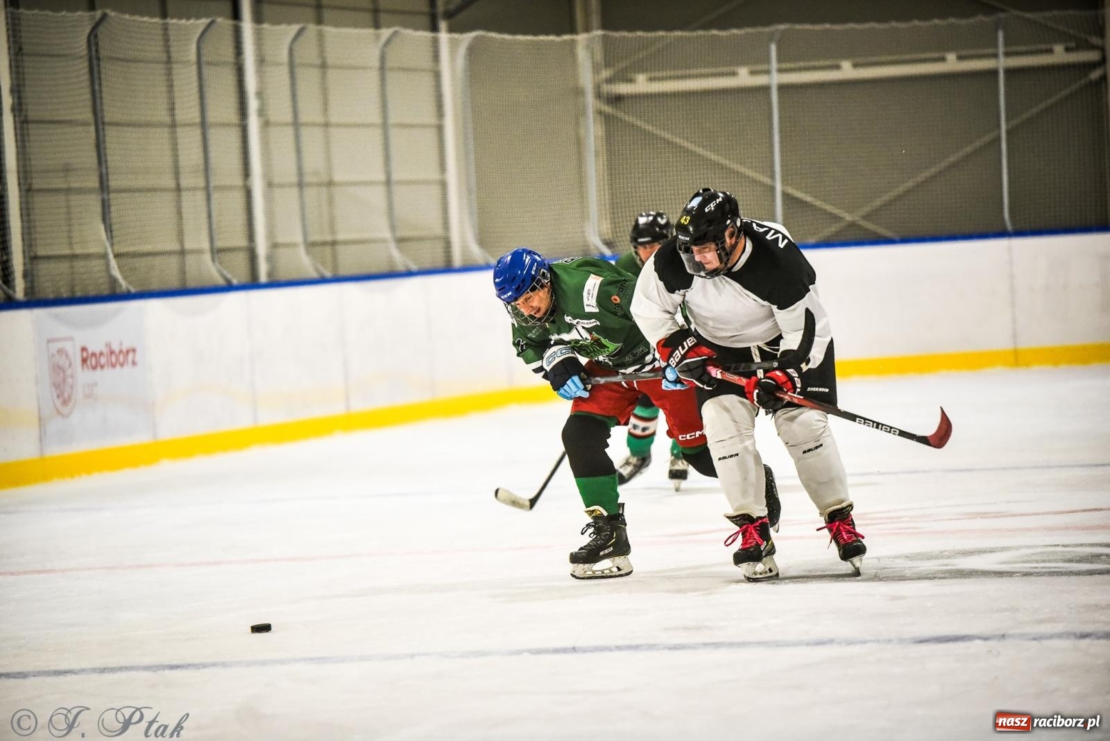 Zdjęcie w galerii na portalu naszraciborz.pl: Dragons Pszów pokonali Orły OSiR-u Racibórz. Hokej wrócił na Piastor [FOTO] wiadomości z regionu