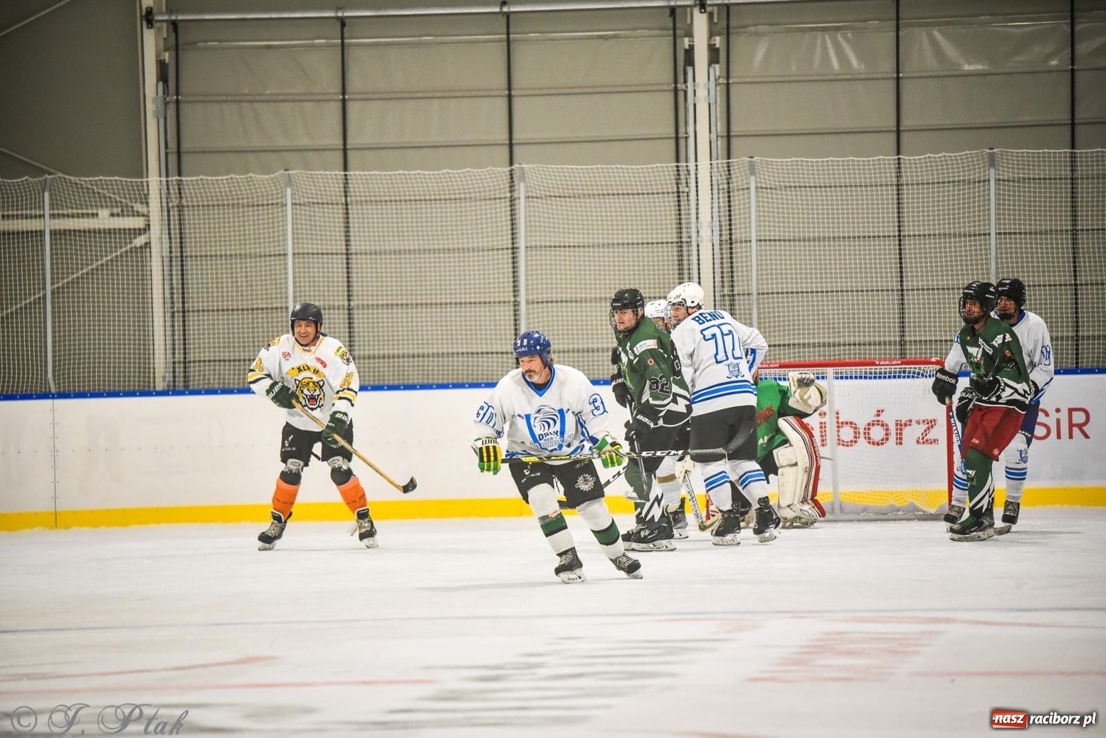 Zdjęcie w galerii na portalu naszraciborz.pl: Dragons Pszów pokonali Orły OSiR-u Racibórz. Hokej wrócił na Piastor [FOTO] wiadomości z regionu