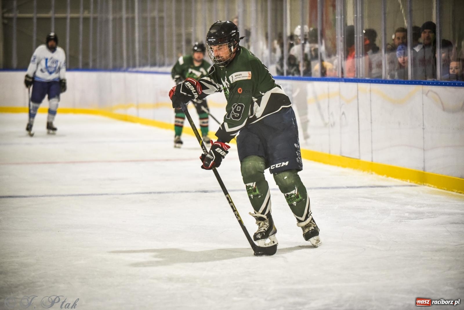 Zdjęcie w galerii na portalu naszraciborz.pl: Dragons Pszów pokonali Orły OSiR-u Racibórz. Hokej wrócił na Piastor [FOTO] wiadomości z regionu