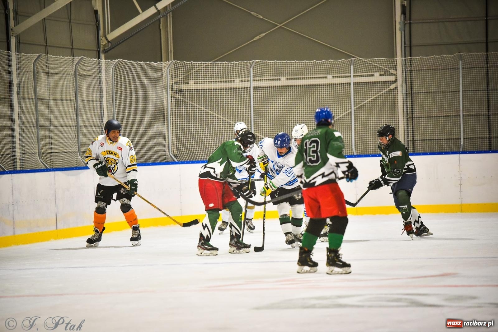 Zdjęcie w galerii na portalu naszraciborz.pl: Dragons Pszów pokonali Orły OSiR-u Racibórz. Hokej wrócił na Piastor [FOTO] wiadomości z regionu