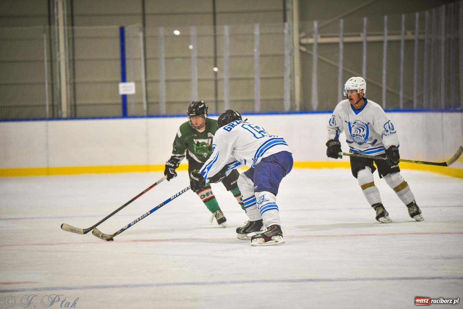 Zdjęcie w galerii na portalu naszraciborz.pl: Dragons Pszów pokonali Orły OSiR-u Racibórz. Hokej wrócił na Piastor [FOTO] wiadomości z regionu