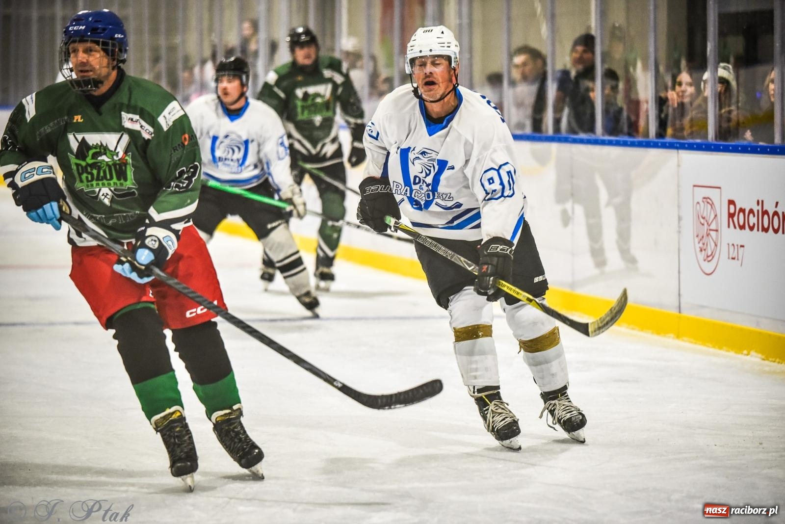 Zdjęcie w galerii na portalu naszraciborz.pl: Dragons Pszów pokonali Orły OSiR-u Racibórz. Hokej wrócił na Piastor [FOTO] wiadomości z regionu