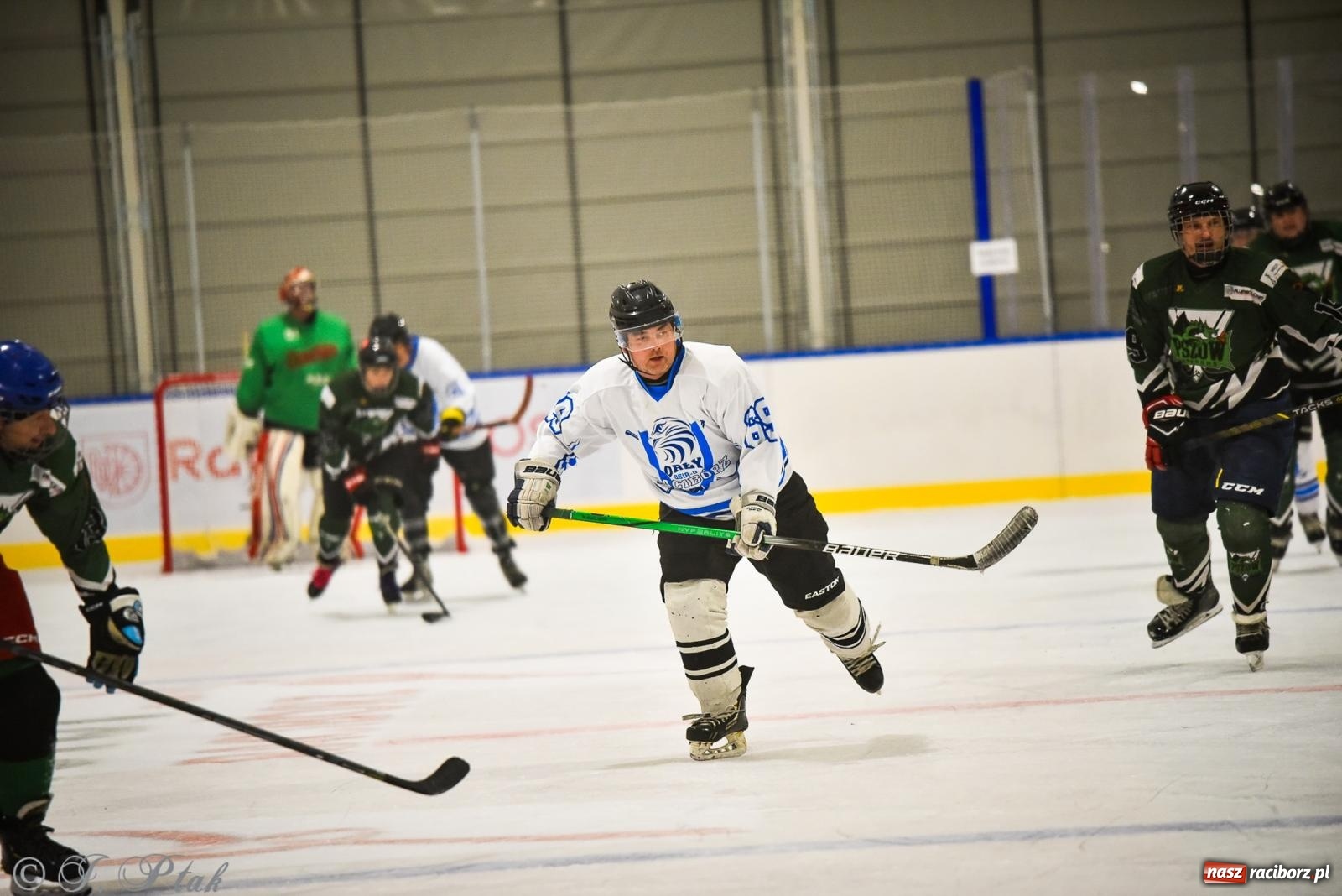 Zdjęcie w galerii na portalu naszraciborz.pl: Dragons Pszów pokonali Orły OSiR-u Racibórz. Hokej wrócił na Piastor [FOTO] wiadomości z regionu