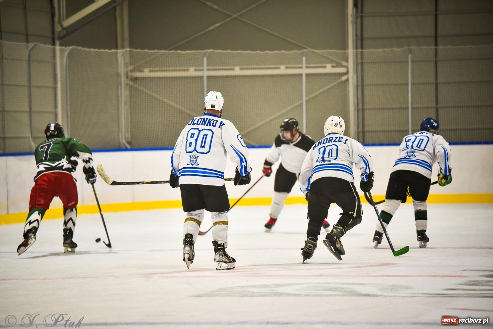 Zdjęcie w galerii na portalu naszraciborz.pl: Dragons Pszów pokonali Orły OSiR-u Racibórz. Hokej wrócił na Piastor [FOTO] wiadomości z regionu