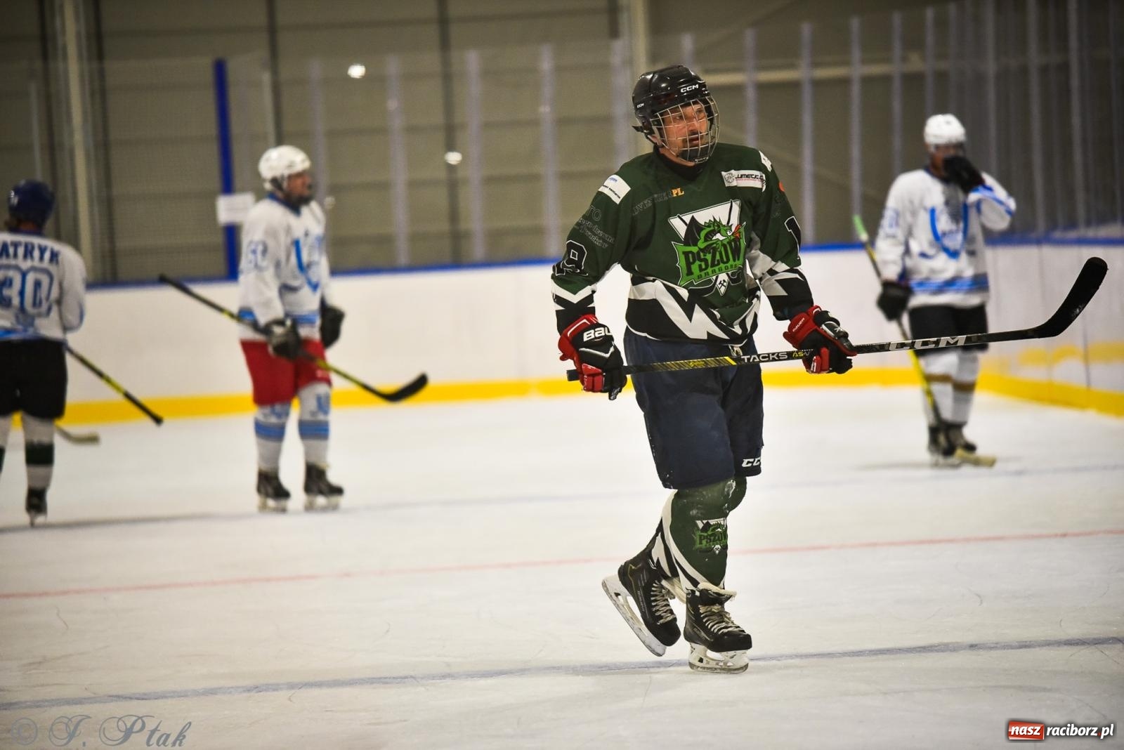 Zdjęcie w galerii na portalu naszraciborz.pl: Dragons Pszów pokonali Orły OSiR-u Racibórz. Hokej wrócił na Piastor [FOTO] wiadomości z regionu