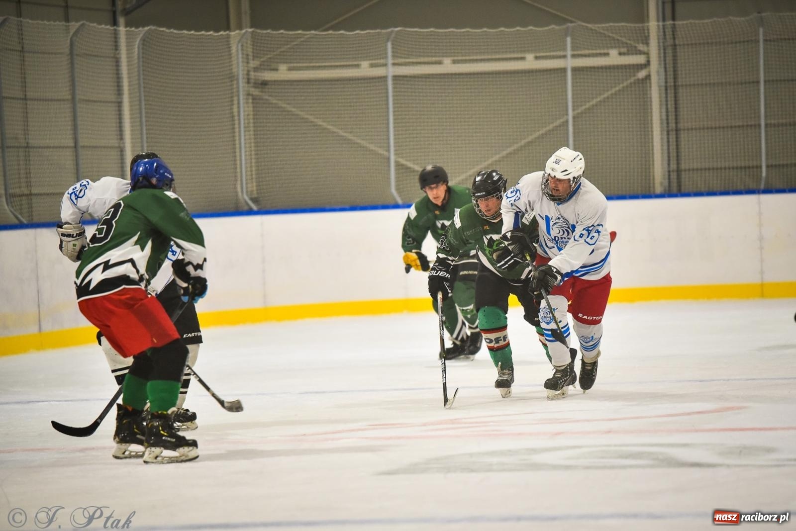Zdjęcie w galerii na portalu naszraciborz.pl: Dragons Pszów pokonali Orły OSiR-u Racibórz. Hokej wrócił na Piastor [FOTO] wiadomości z regionu