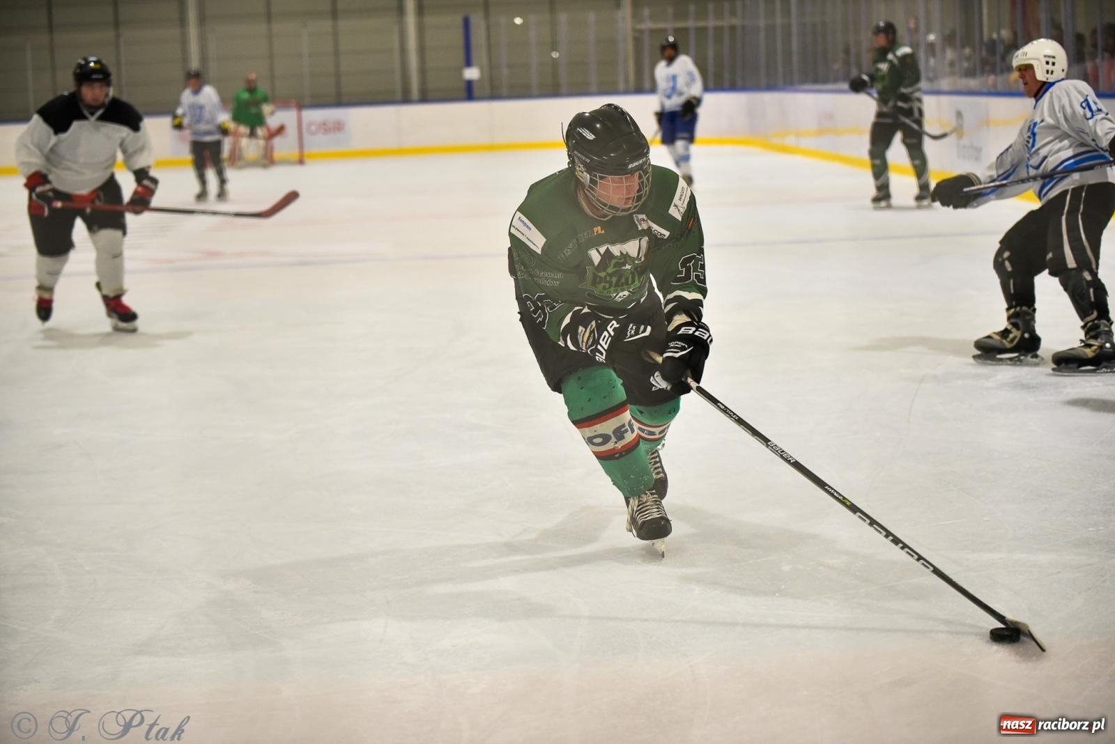 Zdjęcie w galerii na portalu naszraciborz.pl: Dragons Pszów pokonali Orły OSiR-u Racibórz. Hokej wrócił na Piastor [FOTO] wiadomości z regionu
