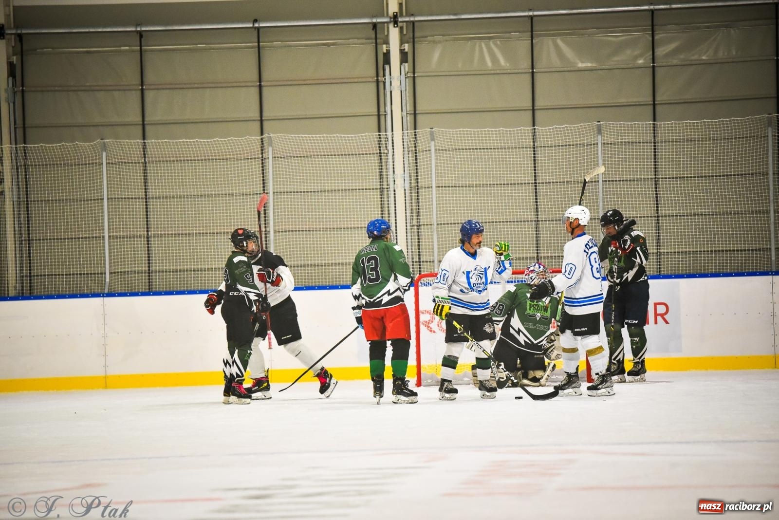 Zdjęcie w galerii na portalu naszraciborz.pl: Dragons Pszów pokonali Orły OSiR-u Racibórz. Hokej wrócił na Piastor [FOTO] wiadomości z regionu