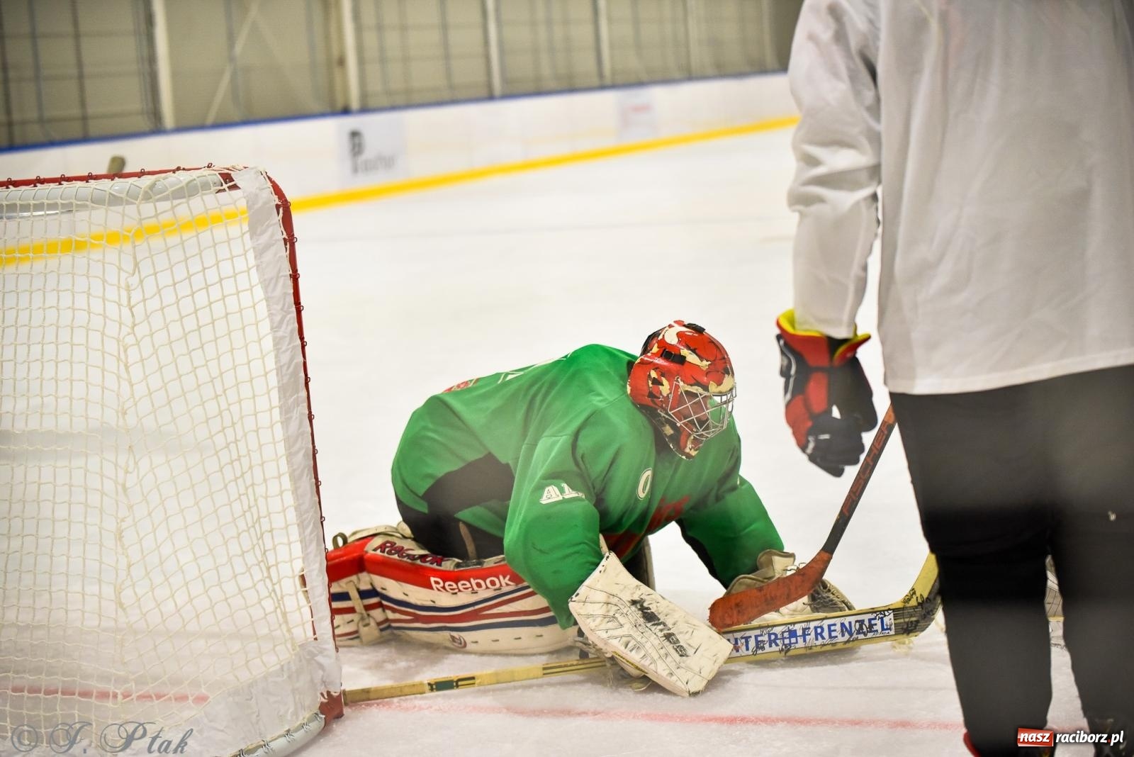 Zdjęcie w galerii na portalu naszraciborz.pl: Dragons Pszów pokonali Orły OSiR-u Racibórz. Hokej wrócił na Piastor [FOTO] wiadomości z regionu
