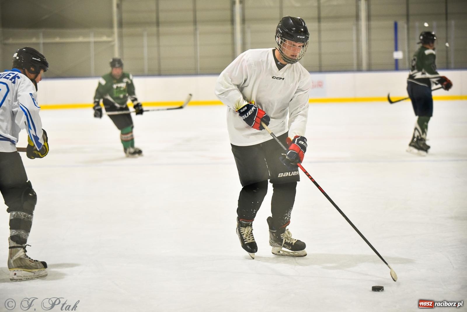 Zdjęcie w galerii na portalu naszraciborz.pl: Dragons Pszów pokonali Orły OSiR-u Racibórz. Hokej wrócił na Piastor [FOTO] wiadomości z regionu