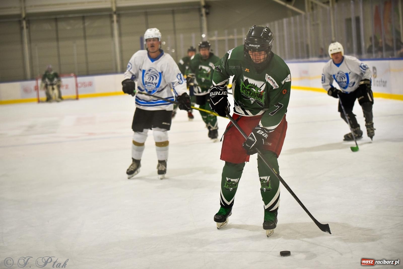 Zdjęcie w galerii na portalu naszraciborz.pl: Dragons Pszów pokonali Orły OSiR-u Racibórz. Hokej wrócił na Piastor [FOTO] wiadomości z regionu