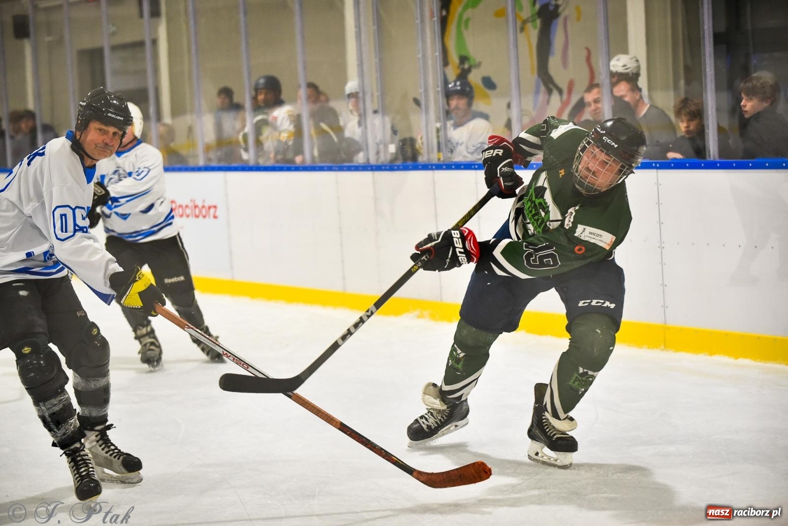 Zdjęcie w galerii na portalu naszraciborz.pl: Dragons Pszów pokonali Orły OSiR-u Racibórz. Hokej wrócił na Piastor [FOTO] wiadomości z regionu