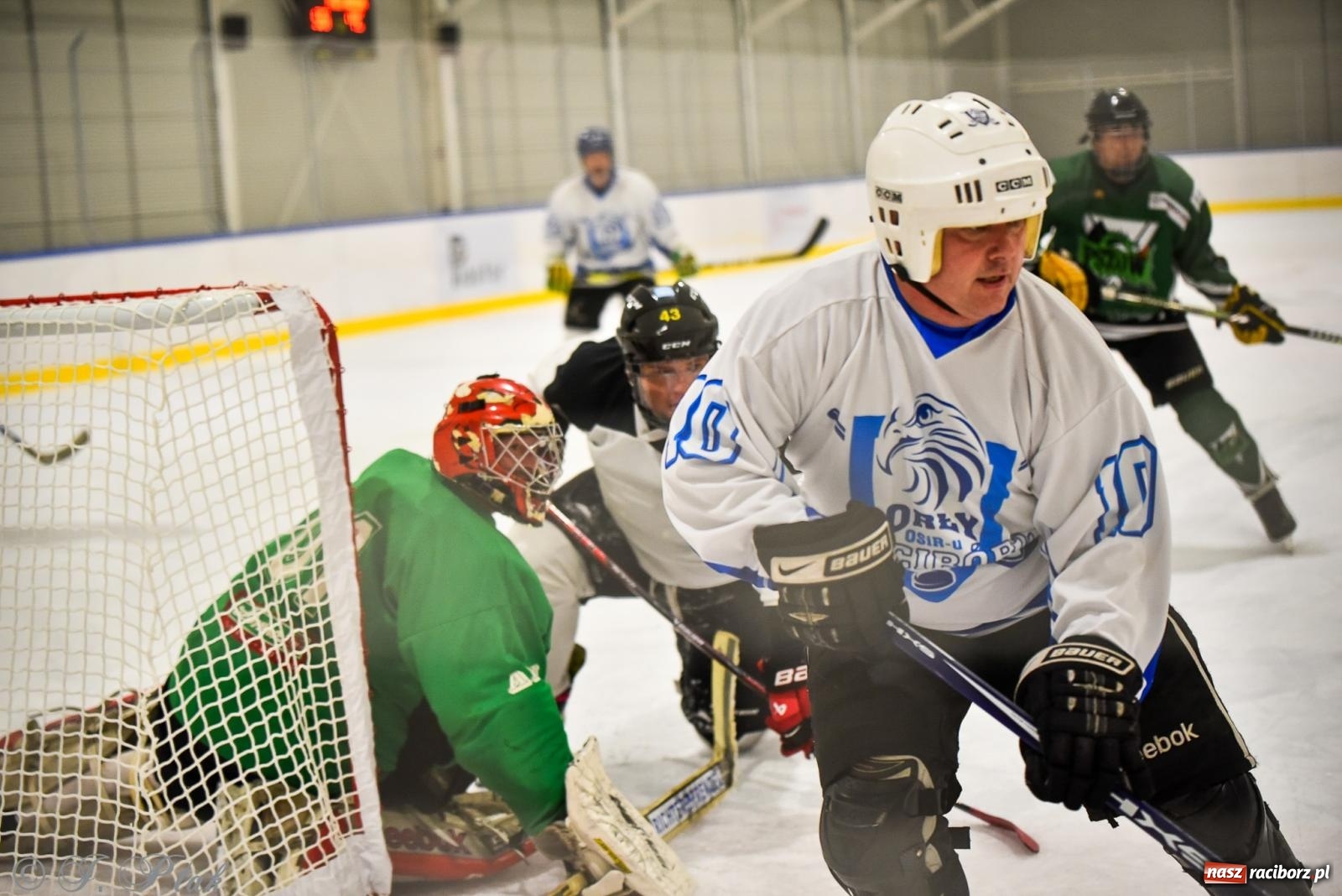 Zdjęcie w galerii na portalu naszraciborz.pl: Dragons Pszów pokonali Orły OSiR-u Racibórz. Hokej wrócił na Piastor [FOTO] wiadomości z regionu