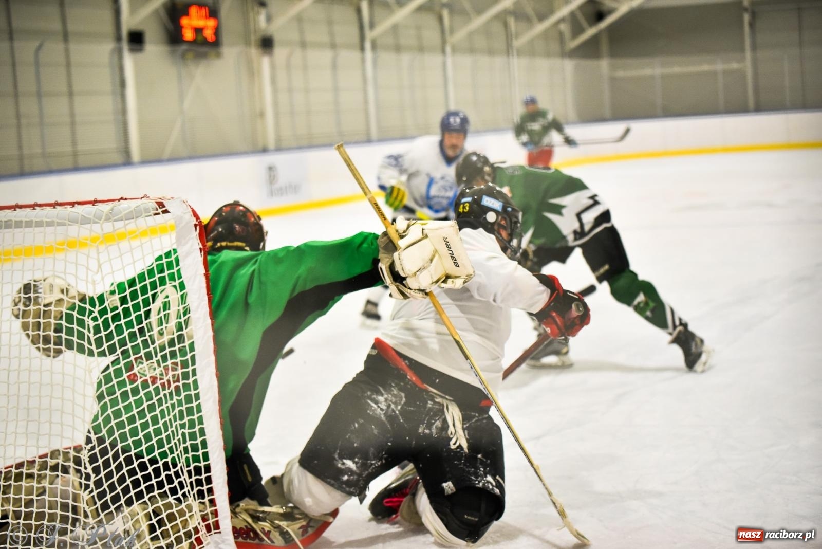 Zdjęcie w galerii na portalu naszraciborz.pl: Dragons Pszów pokonali Orły OSiR-u Racibórz. Hokej wrócił na Piastor [FOTO] wiadomości z regionu