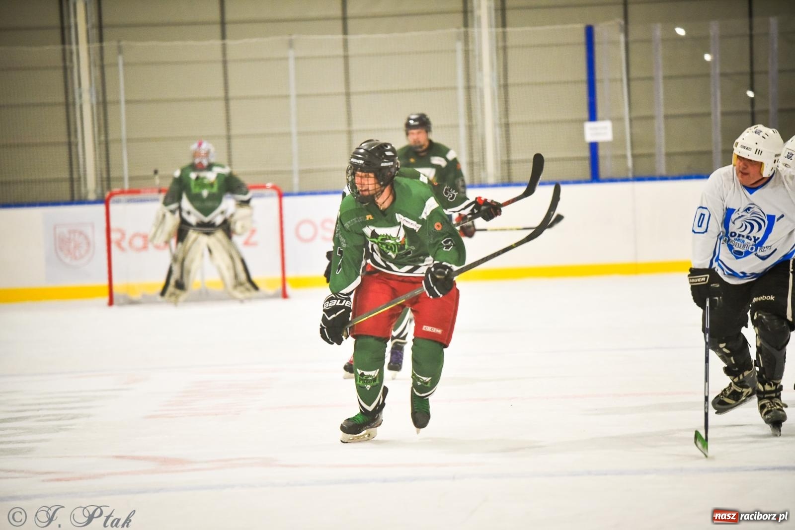Zdjęcie w galerii na portalu naszraciborz.pl: Dragons Pszów pokonali Orły OSiR-u Racibórz. Hokej wrócił na Piastor [FOTO] wiadomości z regionu