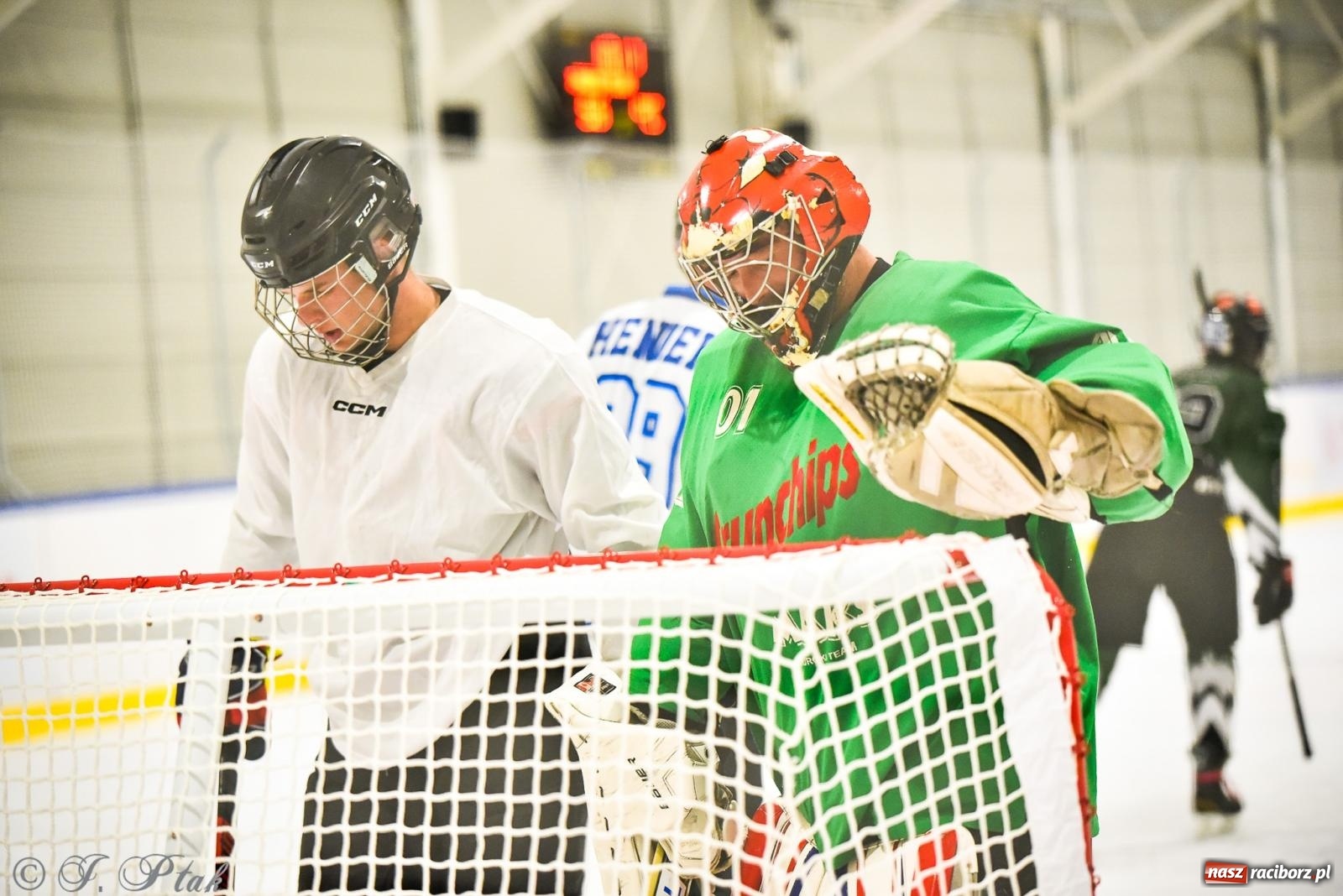 Zdjęcie w galerii na portalu naszraciborz.pl: Dragons Pszów pokonali Orły OSiR-u Racibórz. Hokej wrócił na Piastor [FOTO] wiadomości z regionu