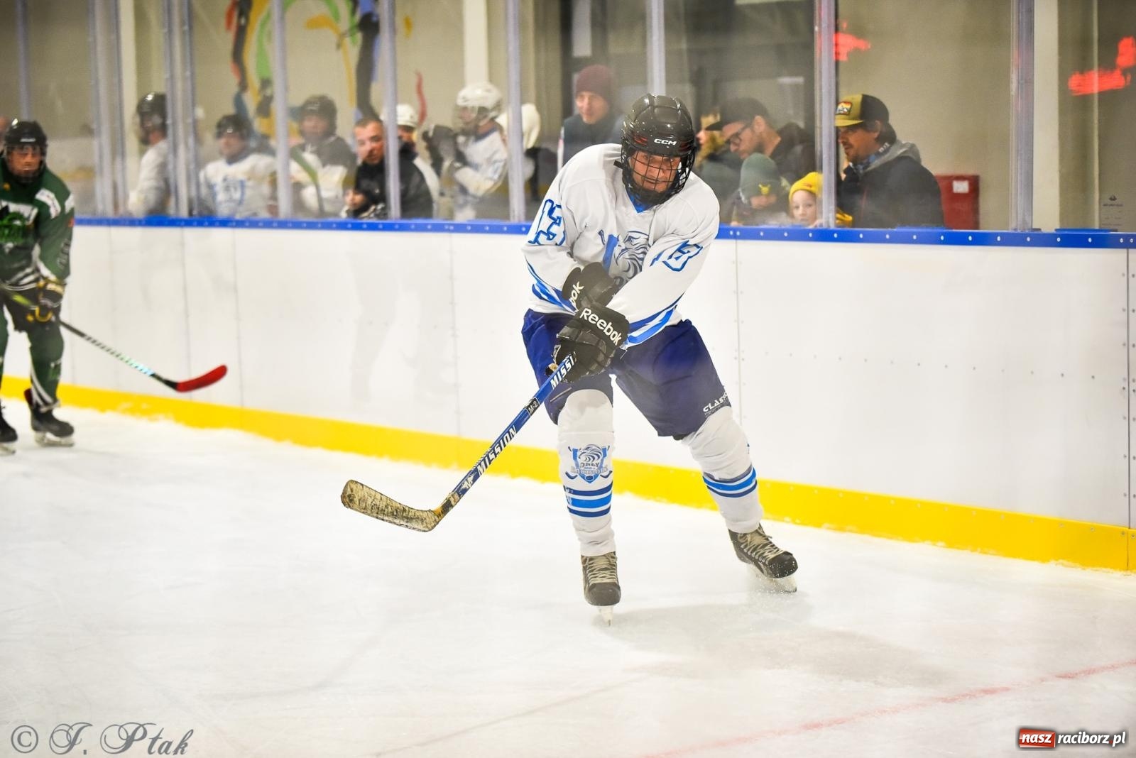 Zdjęcie w galerii na portalu naszraciborz.pl: Dragons Pszów pokonali Orły OSiR-u Racibórz. Hokej wrócił na Piastor [FOTO] wiadomości z regionu