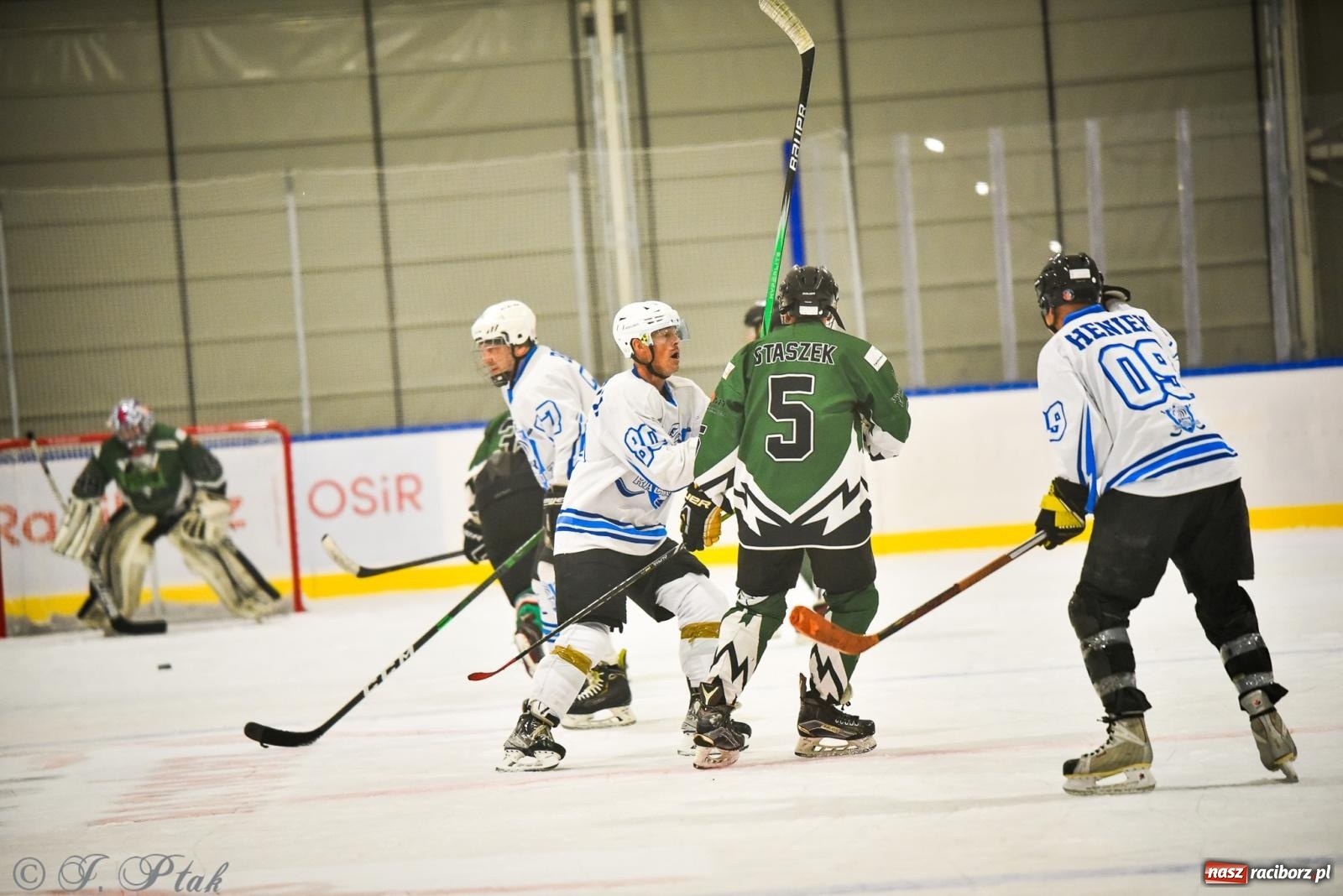 Zdjęcie w galerii na portalu naszraciborz.pl: Dragons Pszów pokonali Orły OSiR-u Racibórz. Hokej wrócił na Piastor [FOTO] wiadomości z regionu