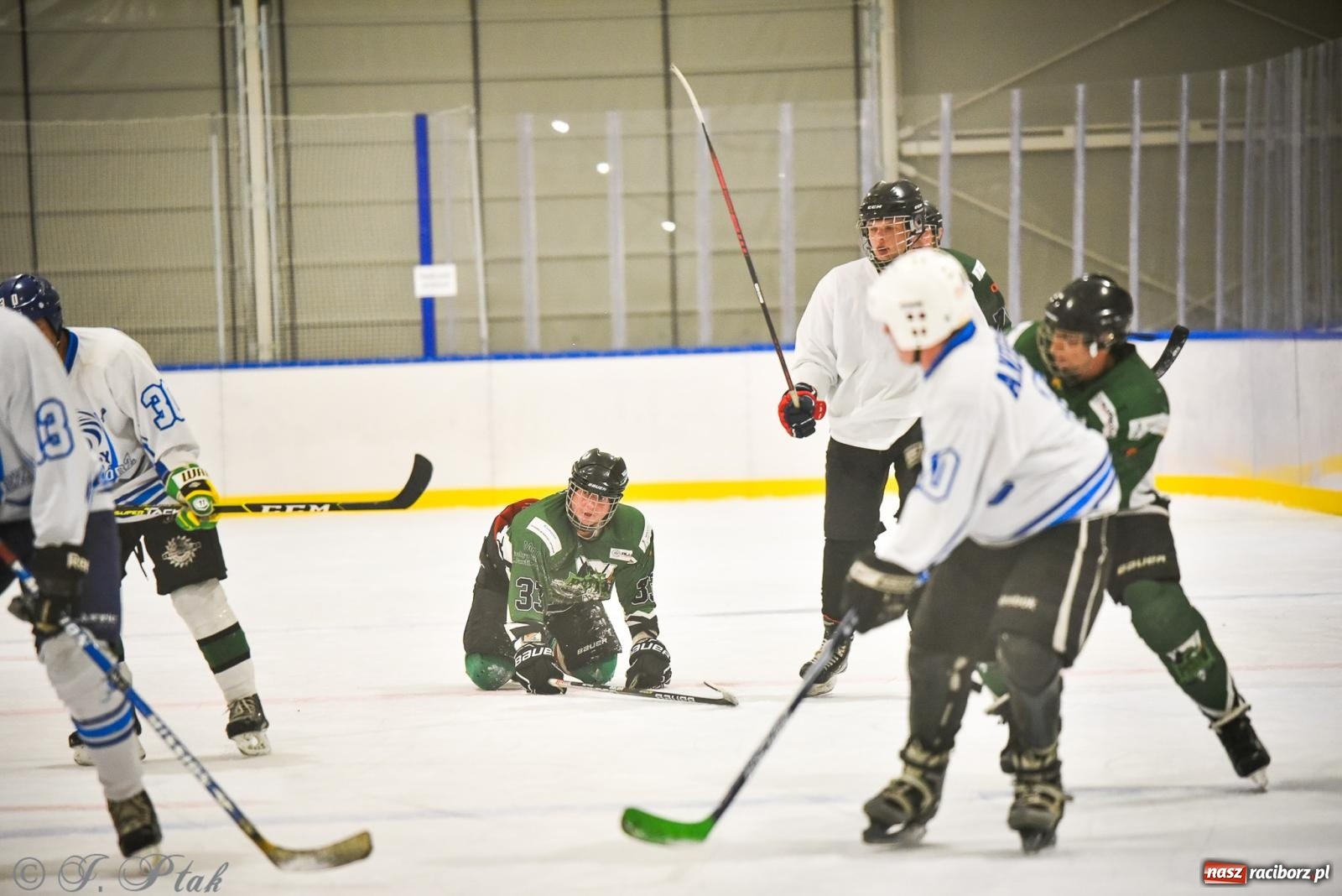 Zdjęcie w galerii na portalu naszraciborz.pl: Dragons Pszów pokonali Orły OSiR-u Racibórz. Hokej wrócił na Piastor [FOTO] wiadomości z regionu