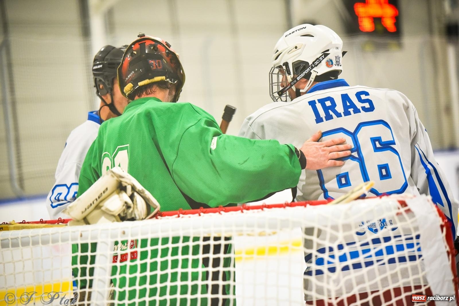 Zdjęcie w galerii na portalu naszraciborz.pl: Dragons Pszów pokonali Orły OSiR-u Racibórz. Hokej wrócił na Piastor [FOTO] wiadomości z regionu
