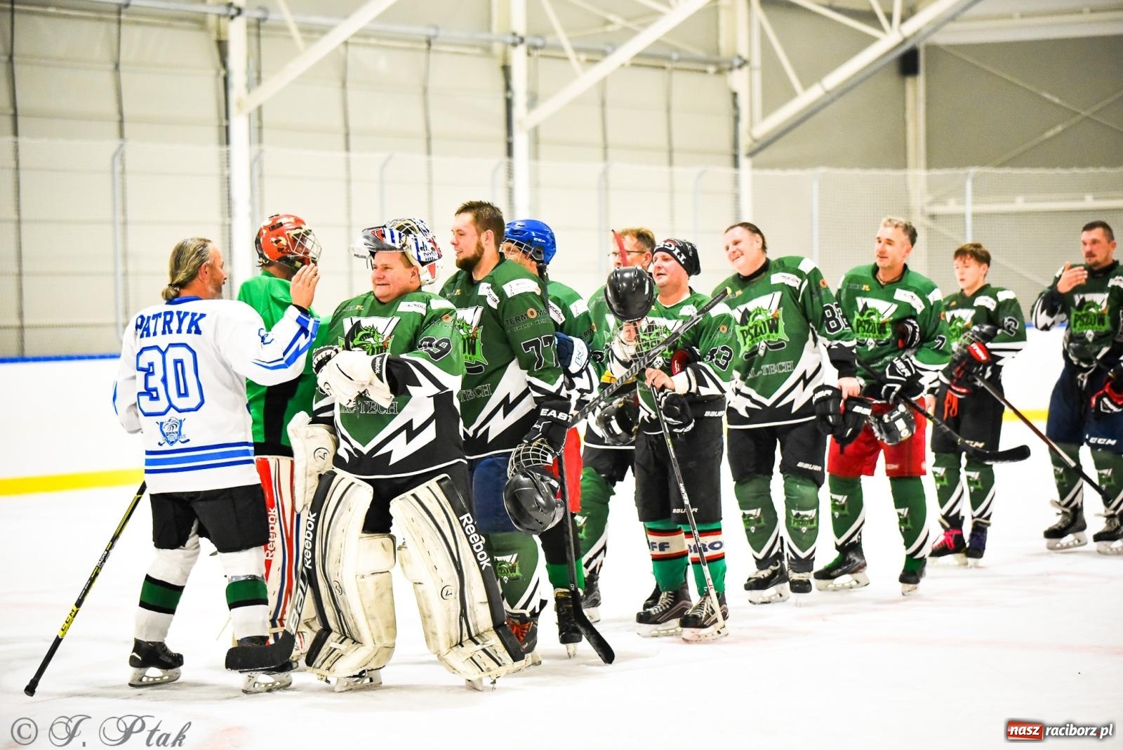 Zdjęcie w galerii na portalu naszraciborz.pl: Dragons Pszów pokonali Orły OSiR-u Racibórz. Hokej wrócił na Piastor [FOTO] wiadomości z regionu