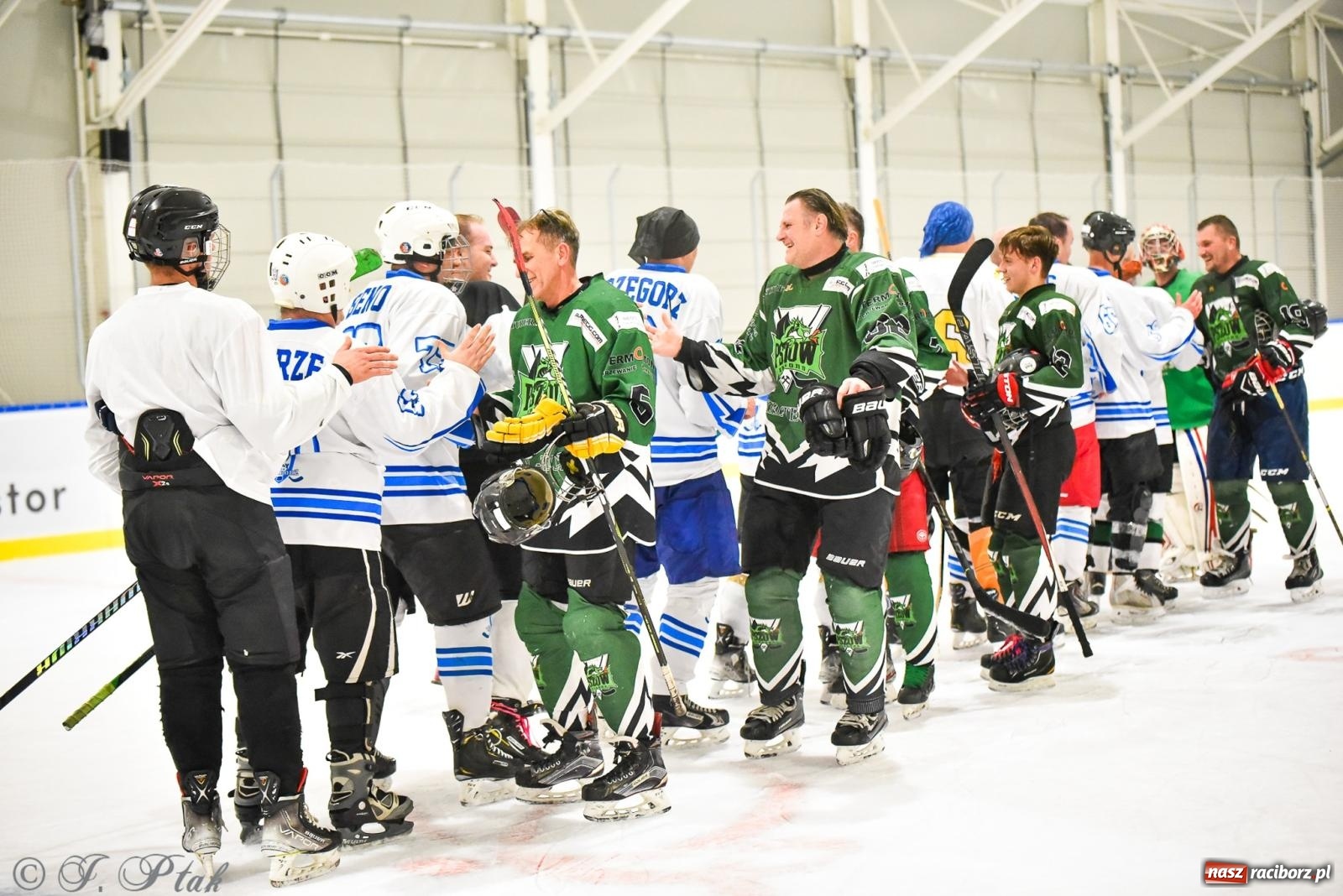 Zdjęcie w galerii na portalu naszraciborz.pl: Dragons Pszów pokonali Orły OSiR-u Racibórz. Hokej wrócił na Piastor [FOTO] wiadomości z regionu